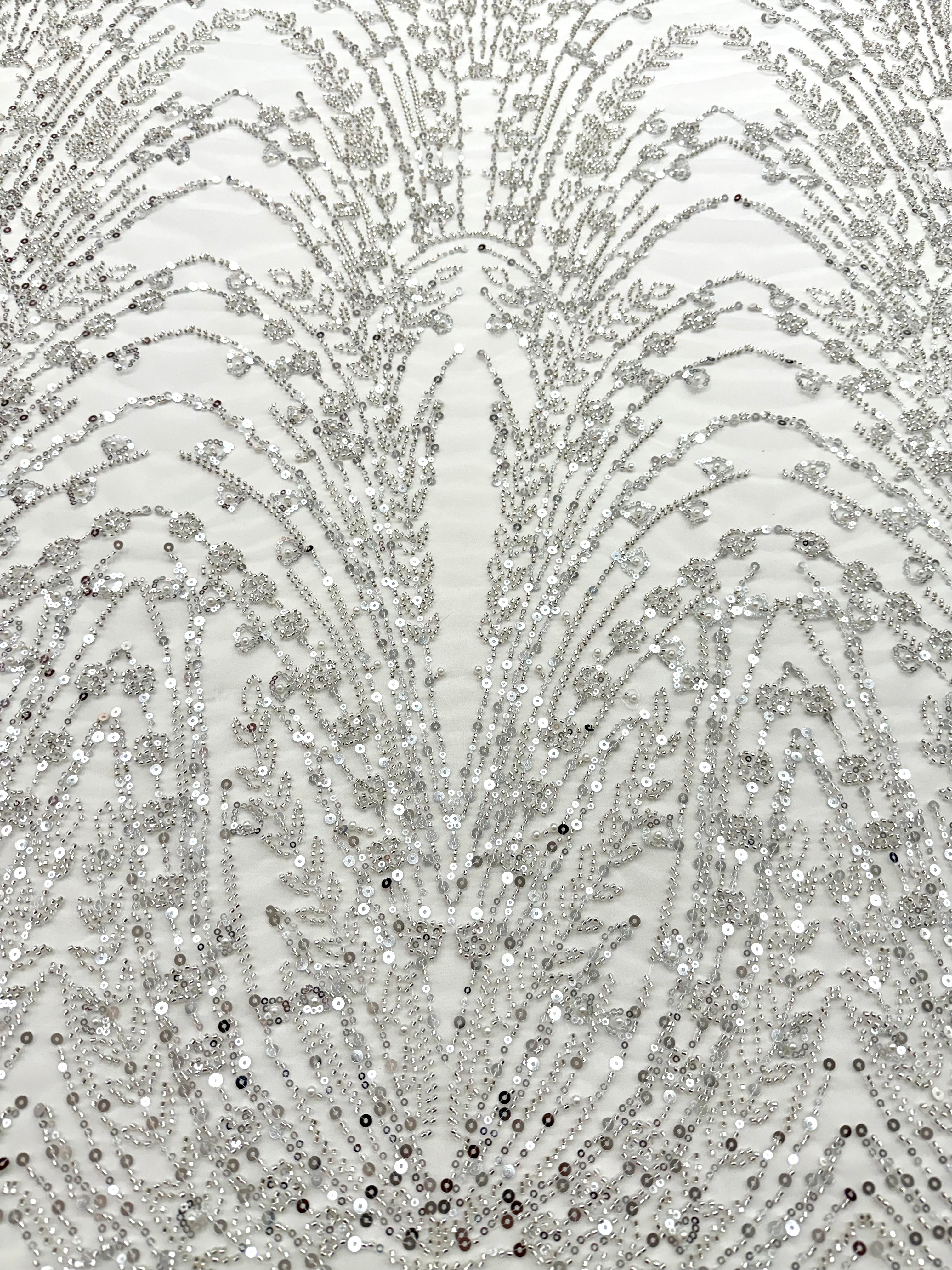 Ezüst Csipke elemek elefántcsont tüllön geometrikus mintával, gyöngyökkel, gyöngy díszítéssel és flitterekkel