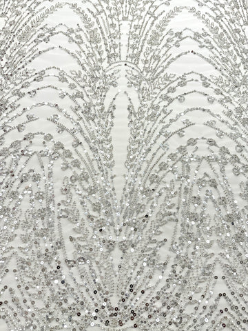 Ezüst Csipke elemek elefántcsont tüllön geometrikus mintával, gyöngyökkel, gyöngy díszítéssel és flitterekkel