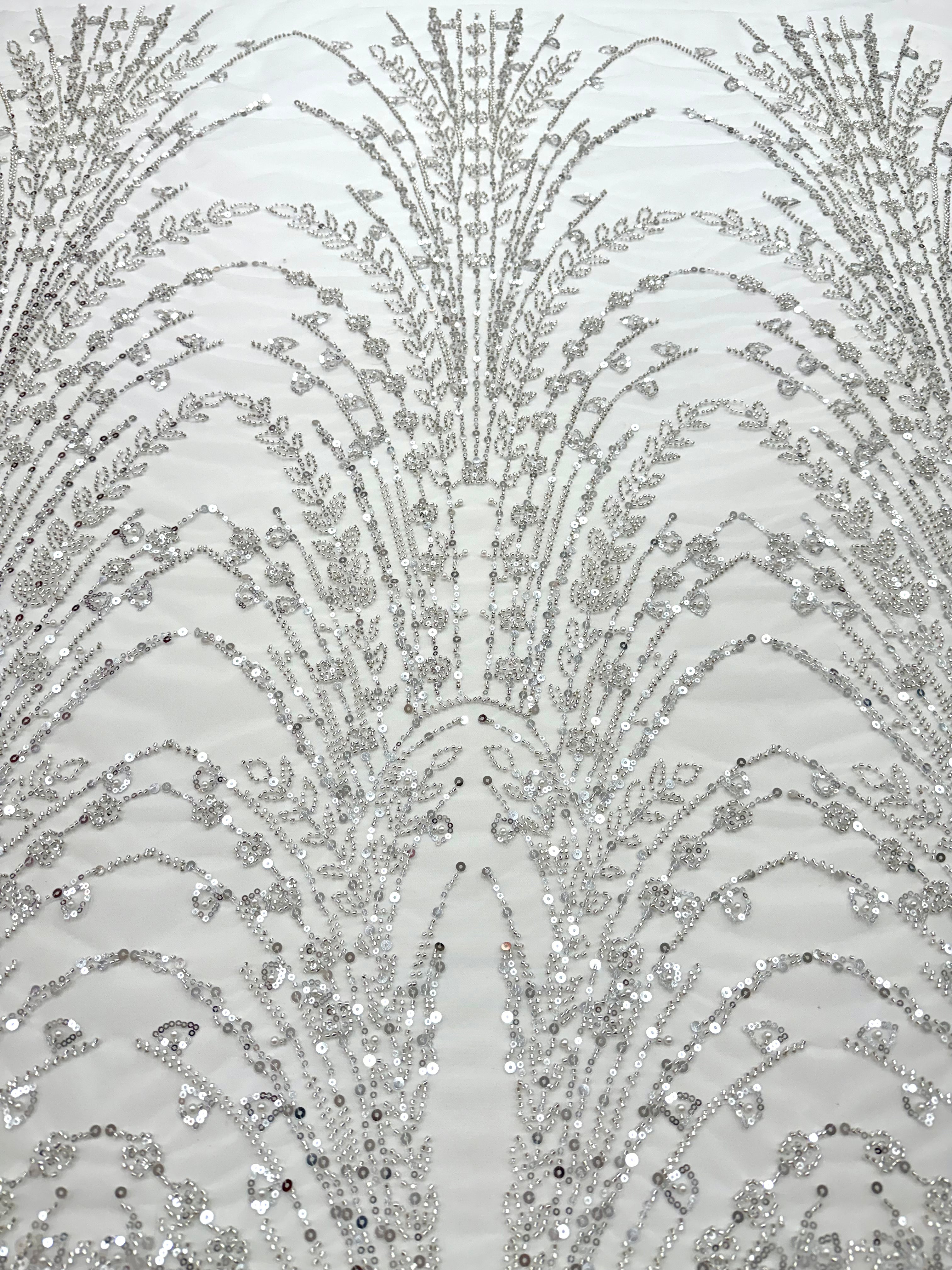 Ezüst Csipke elemek elefántcsont tüllön geometrikus mintával, gyöngyökkel, gyöngy díszítéssel és flitterekkel