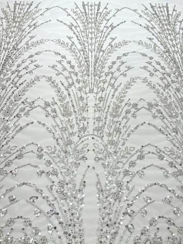 Ezüst Csipke elemek elefántcsont tüllön geometrikus mintával, gyöngyökkel, gyöngy díszítéssel és flitterekkel