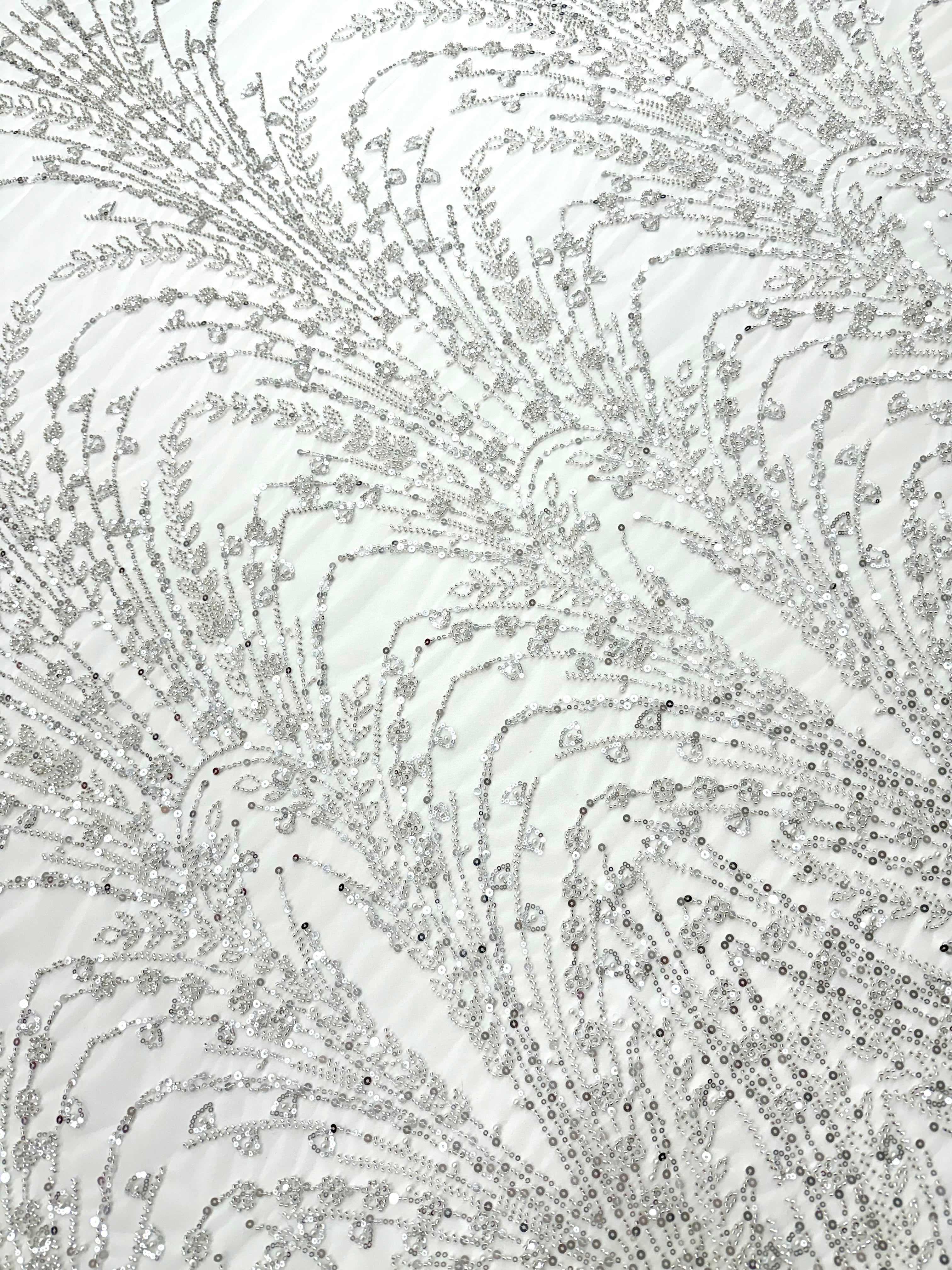 Ezüst Csipke elemek elefántcsont tüllön geometrikus mintával, gyöngyökkel, gyöngy díszítéssel és flitterekkel