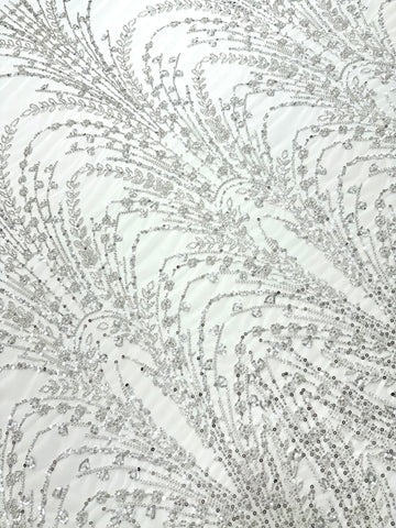 Ezüst Csipke elemek elefántcsont tüllön geometrikus mintával, gyöngyökkel, gyöngy díszítéssel és flitterekkel