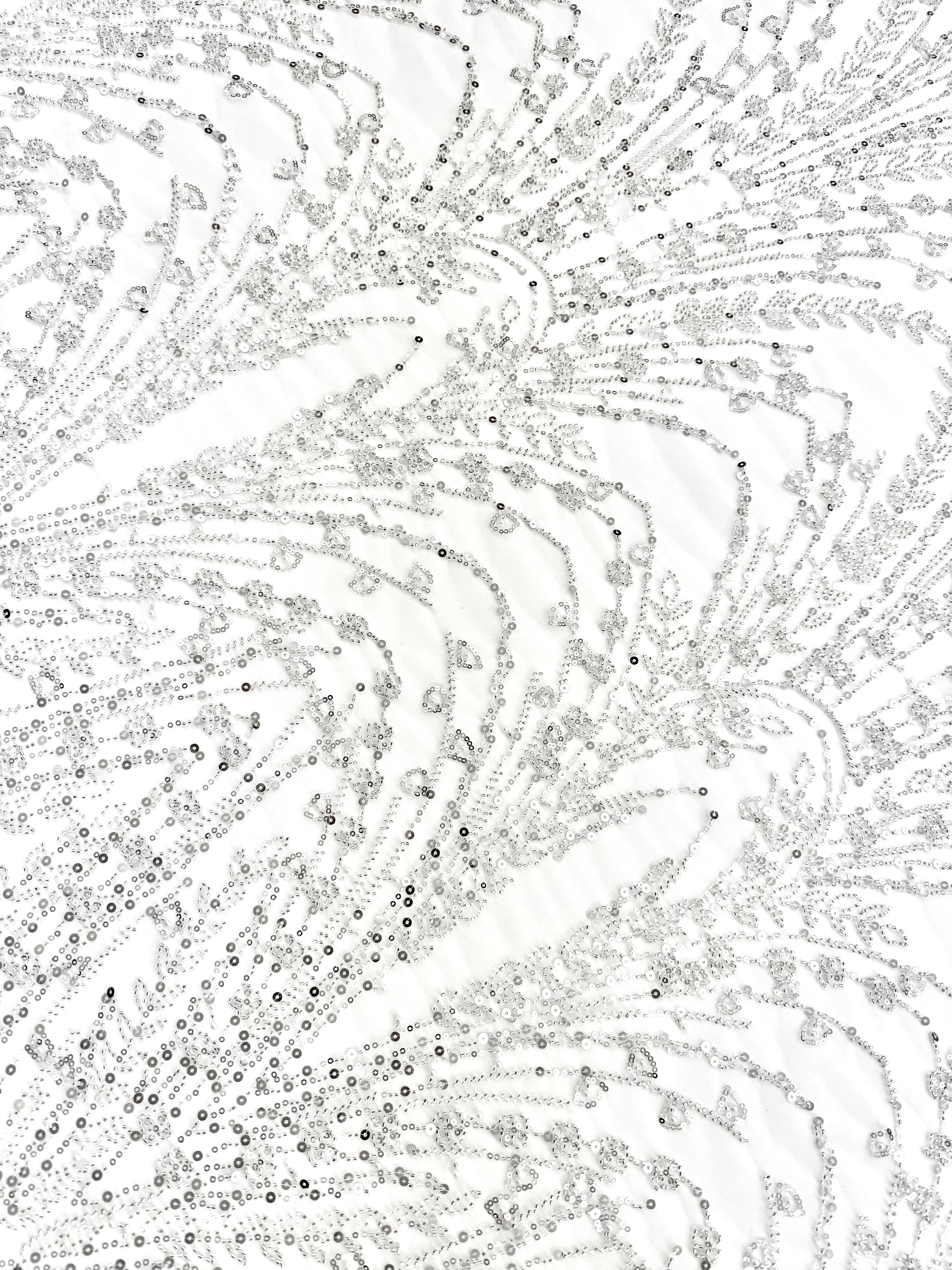 Ezüst Csipke elemek elefántcsont tüllön geometrikus mintával, gyöngyökkel, gyöngy díszítéssel és flitterekkel