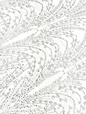 Ezüst Csipke elemek elefántcsont tüllön geometrikus mintával, gyöngyökkel, gyöngy díszítéssel és flitterekkel