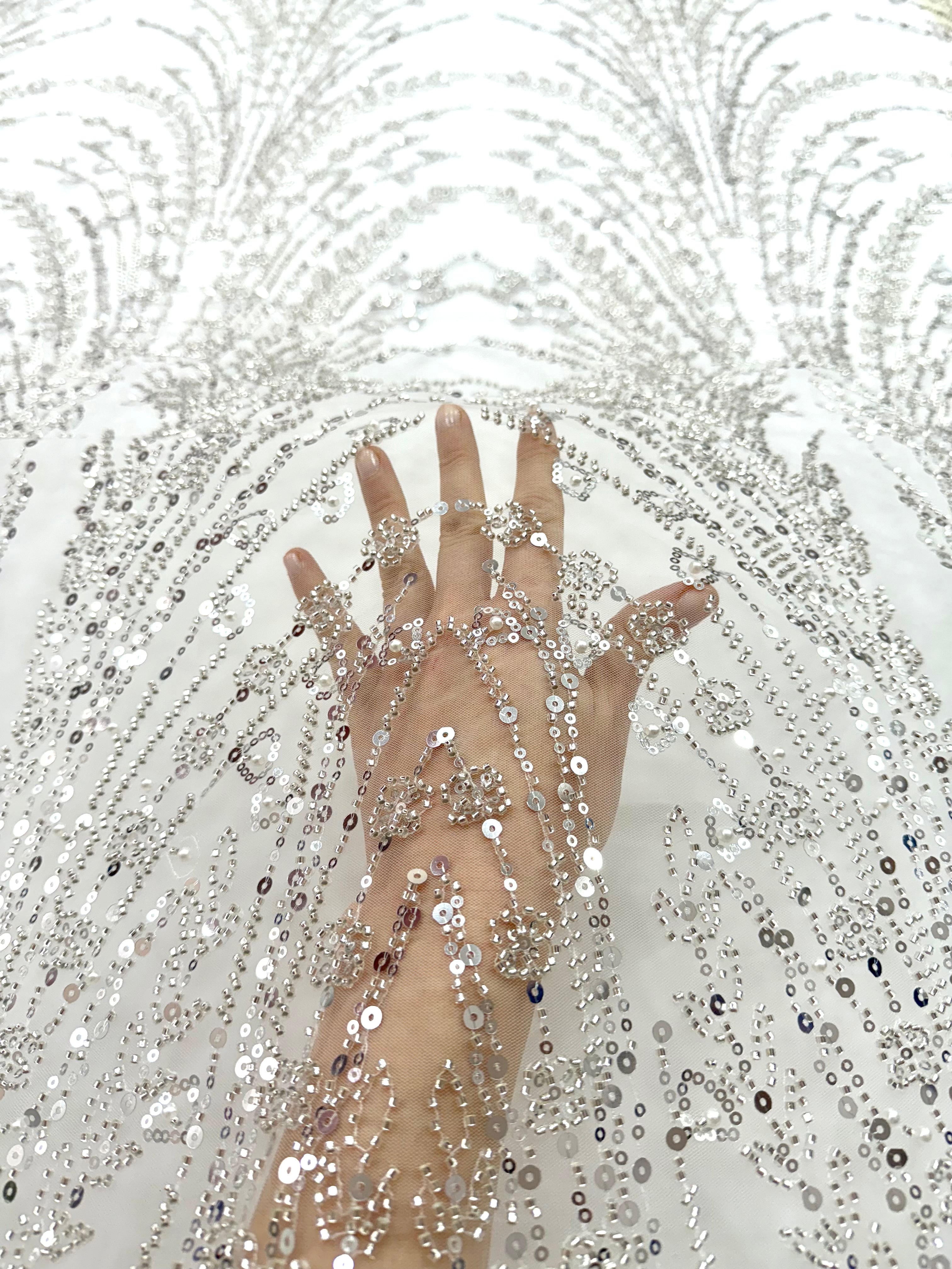 Ezüst Csipke elemek elefántcsont tüllön geometrikus mintával, gyöngyökkel, gyöngy díszítéssel és flitterekkel