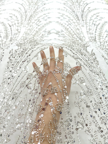 Ezüst Csipke elemek elefántcsont tüllön geometrikus mintával, gyöngyökkel, gyöngy díszítéssel és flitterekkel