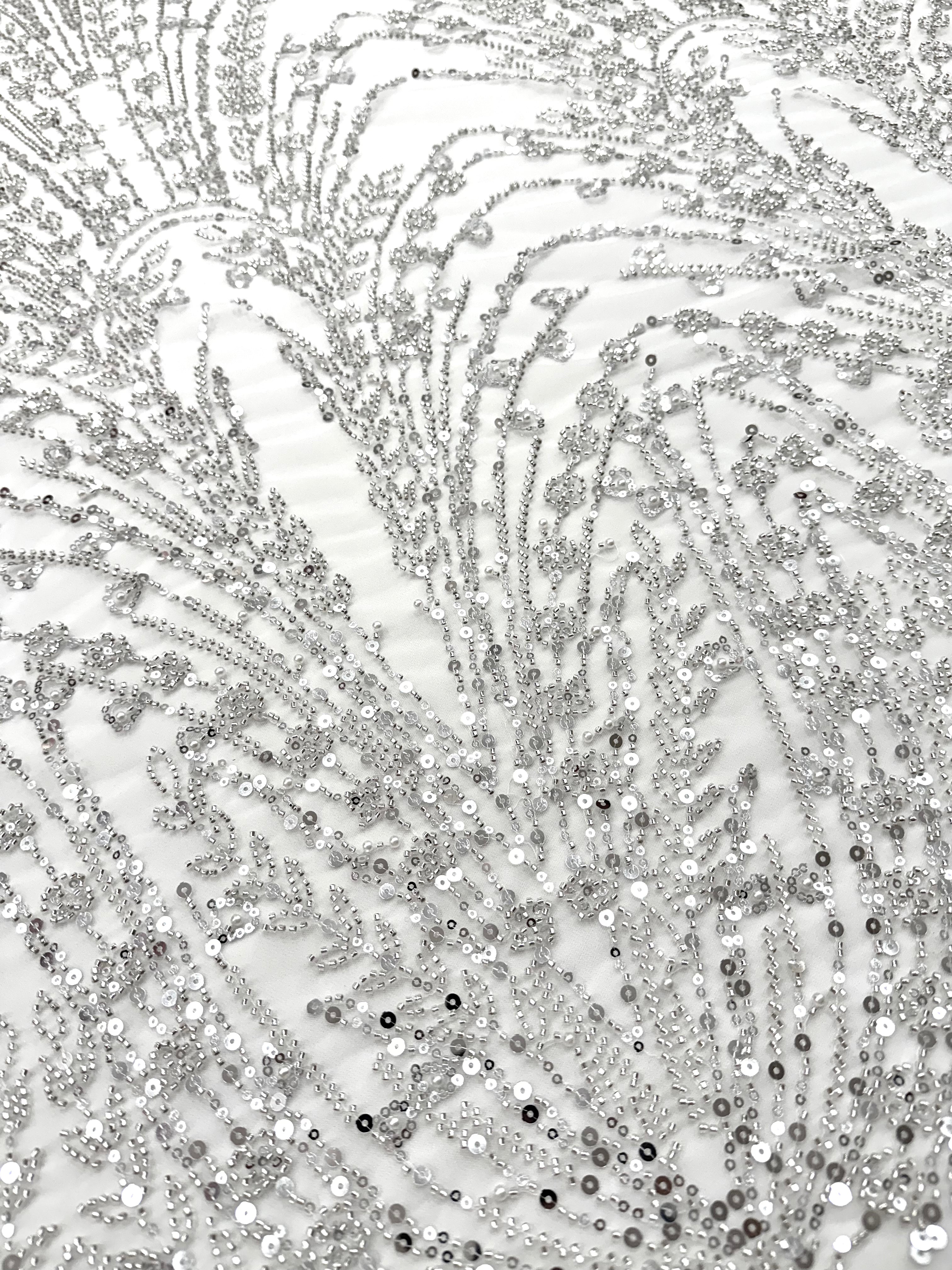 Ezüst Csipke elemek elefántcsont tüllön geometrikus mintával, gyöngyökkel, gyöngy díszítéssel és flitterekkel