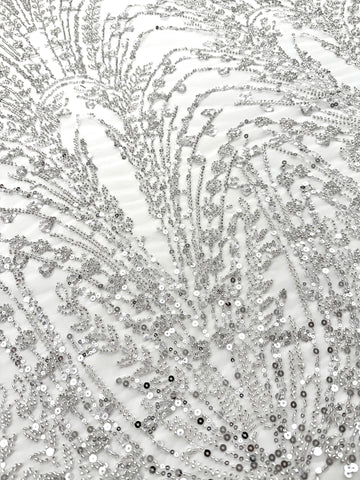 Ezüst Csipke elemek elefántcsont tüllön geometrikus mintával, gyöngyökkel, gyöngy díszítéssel és flitterekkel