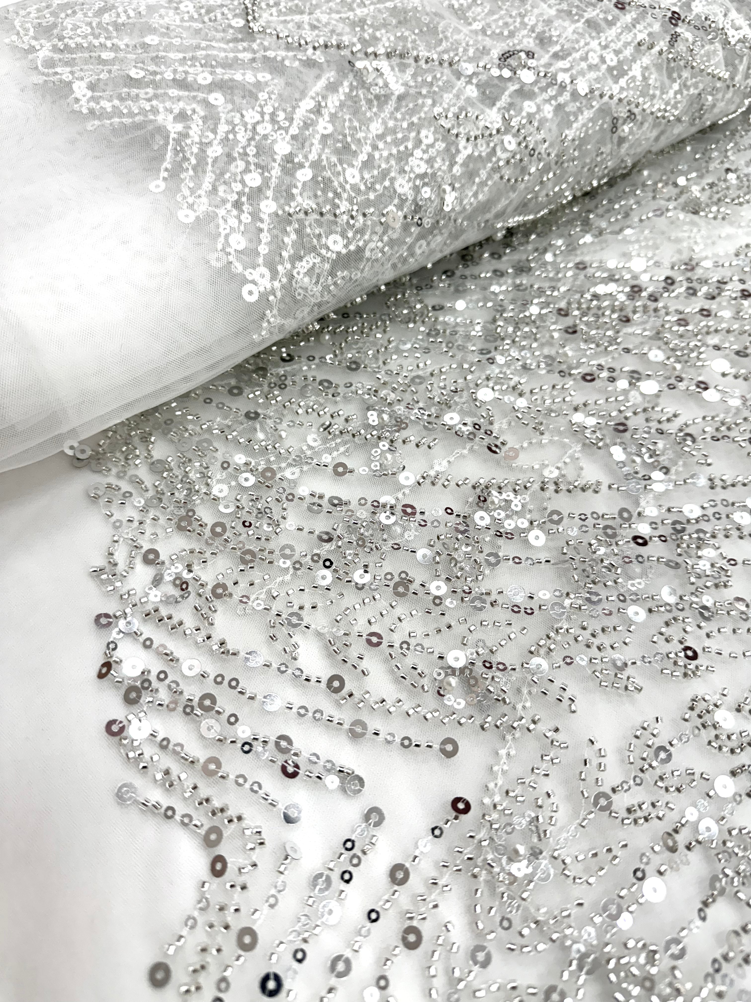 Ezüst Csipke elemek elefántcsont tüllön geometrikus mintával, gyöngyökkel, gyöngy díszítéssel és flitterekkel