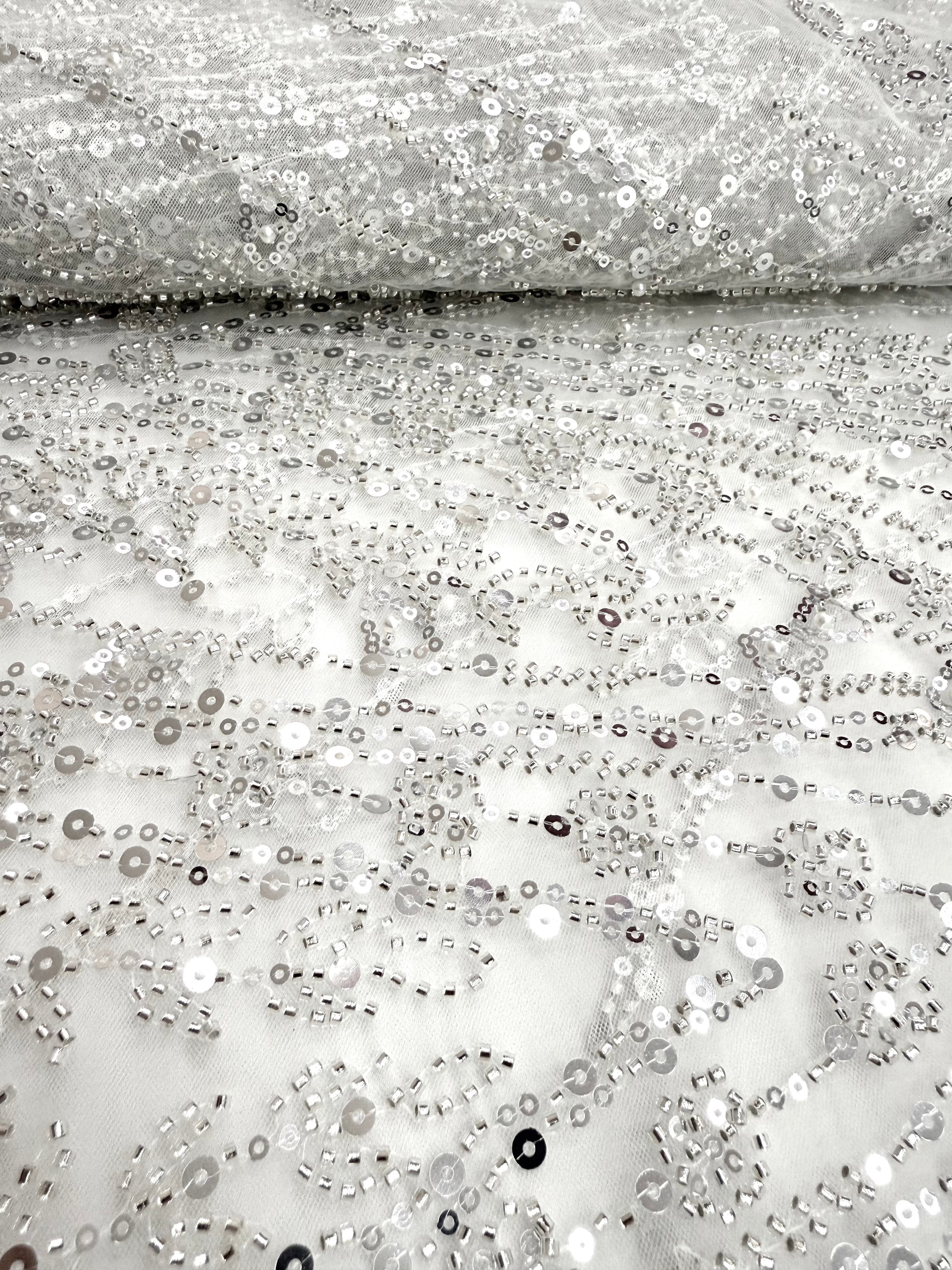 Ezüst Csipke elemek elefántcsont tüllön geometrikus mintával, gyöngyökkel, gyöngy díszítéssel és flitterekkel