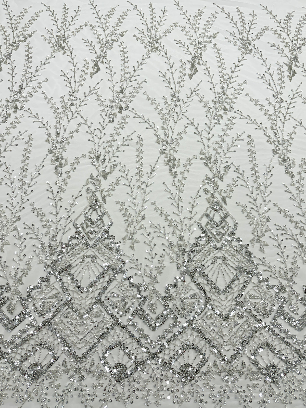 Csipke Couture ezüst színben, elefántcsont tüllön, geometrikus mintával, gyöngyökkel és flitterekkel