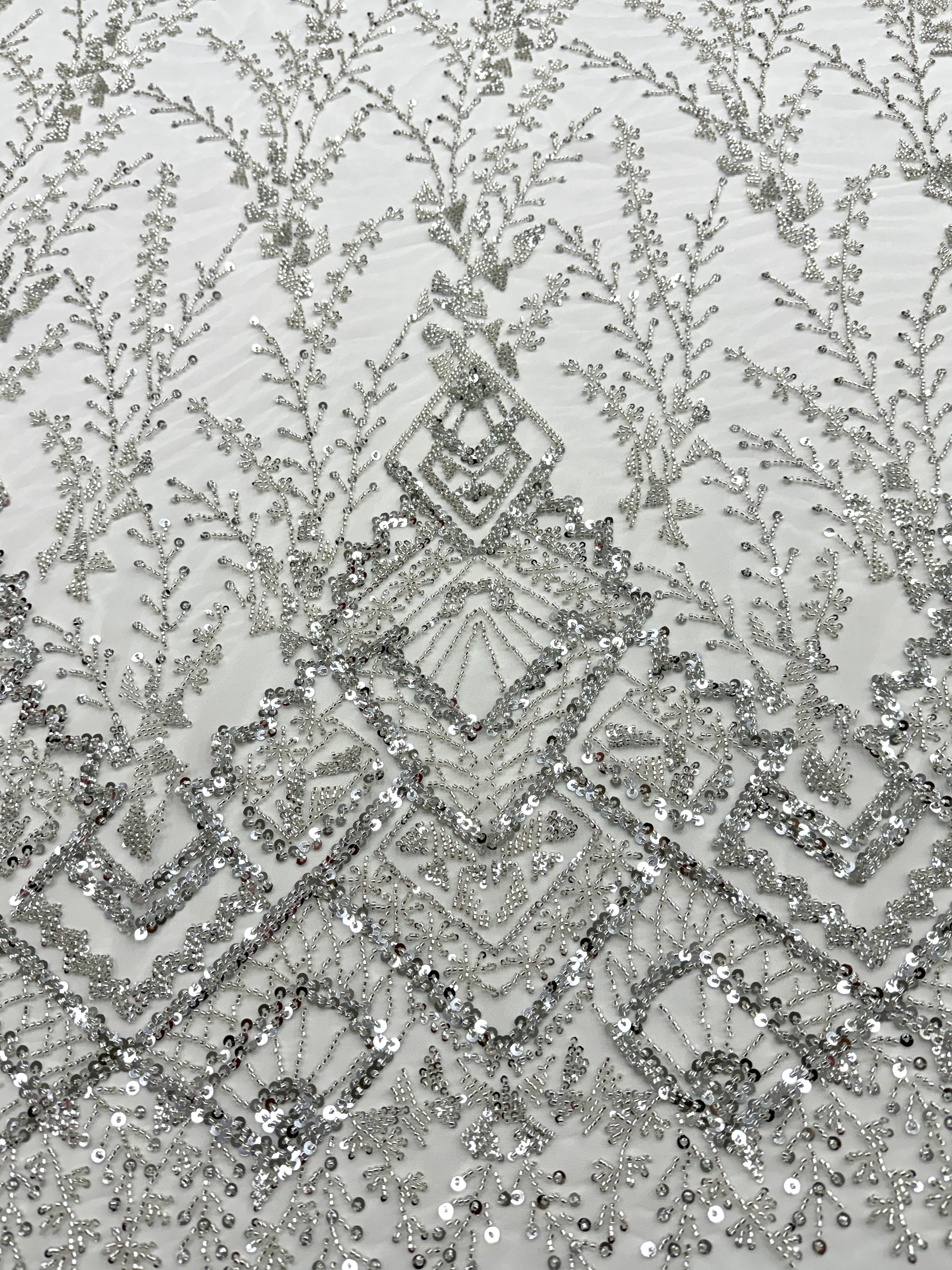 Csipke Couture ezüst színben, elefántcsont tüllön, geometrikus mintával, gyöngyökkel és flitterekkel