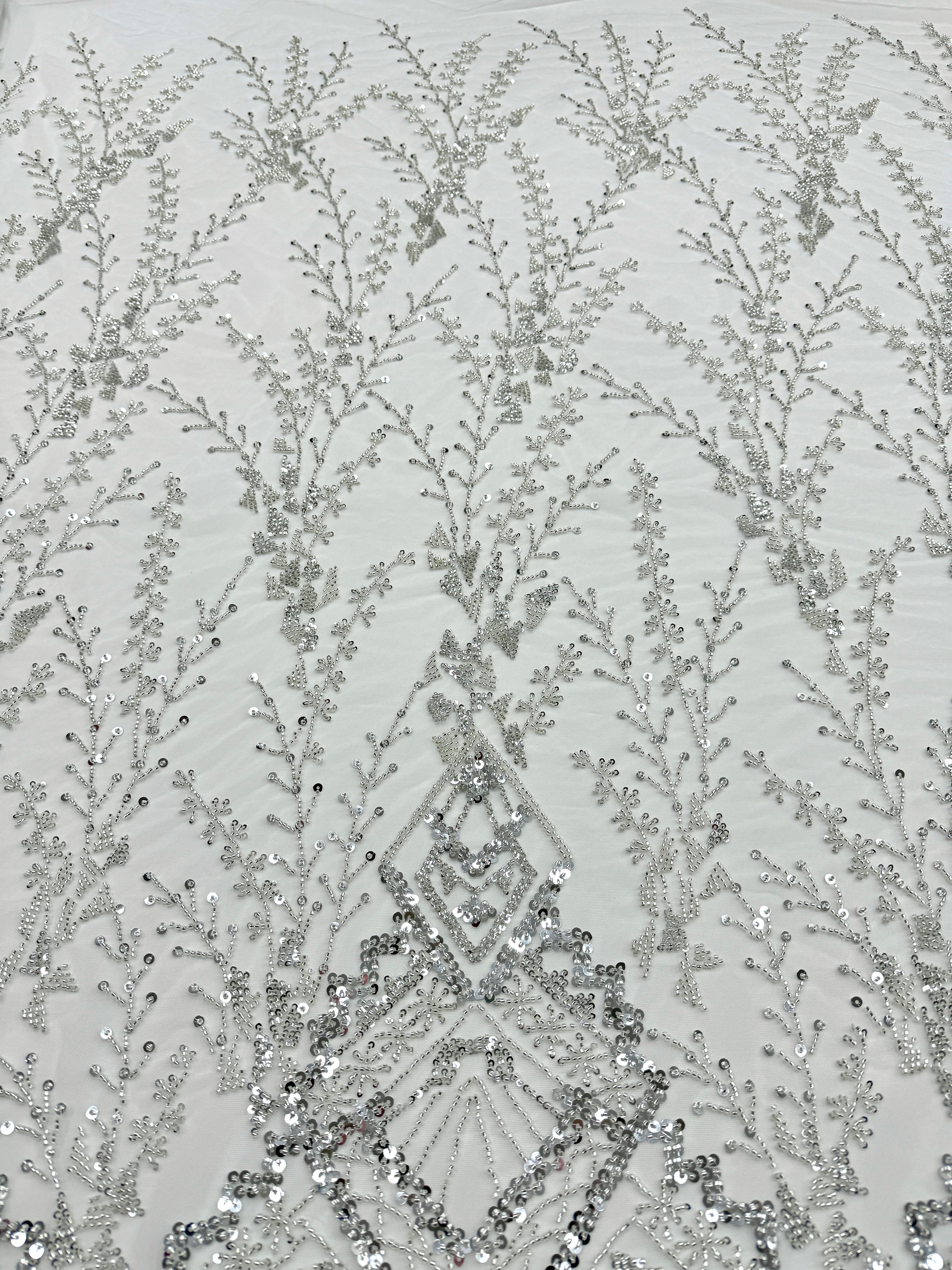 Csipke Couture ezüst színben, elefántcsont tüllön, geometrikus mintával, gyöngyökkel és flitterekkel