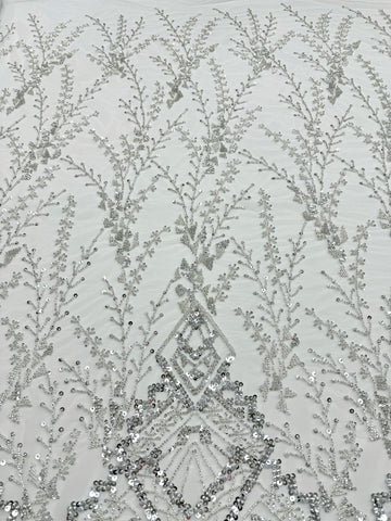 Csipke Couture ezüst színben, elefántcsont tüllön, geometrikus mintával, gyöngyökkel és flitterekkel