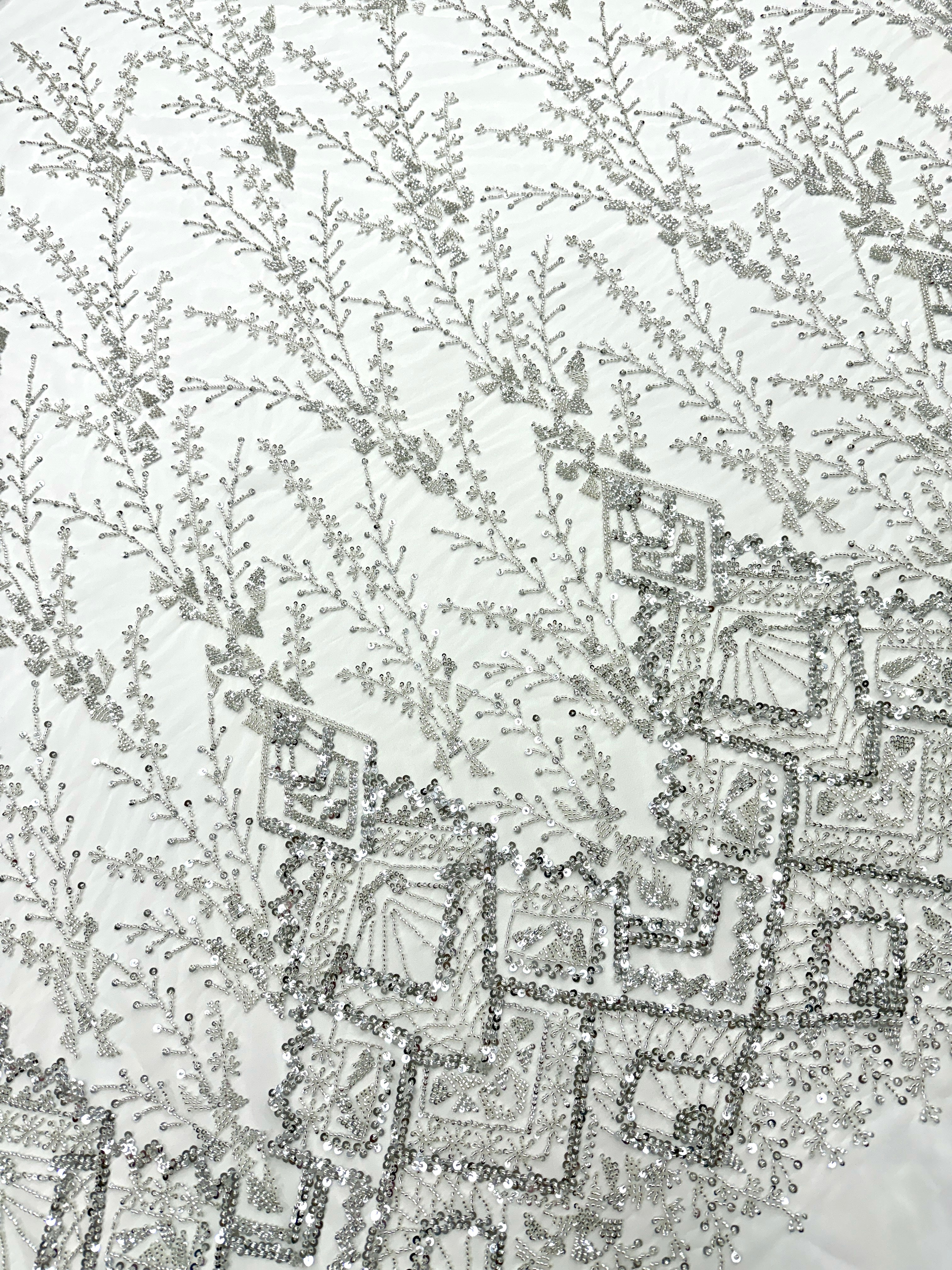 Csipke Couture ezüst színben, elefántcsont tüllön, geometrikus mintával, gyöngyökkel és flitterekkel