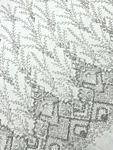 Csipke Couture ezüst színben, elefántcsont tüllön, geometrikus mintával, gyöngyökkel és flitterekkel