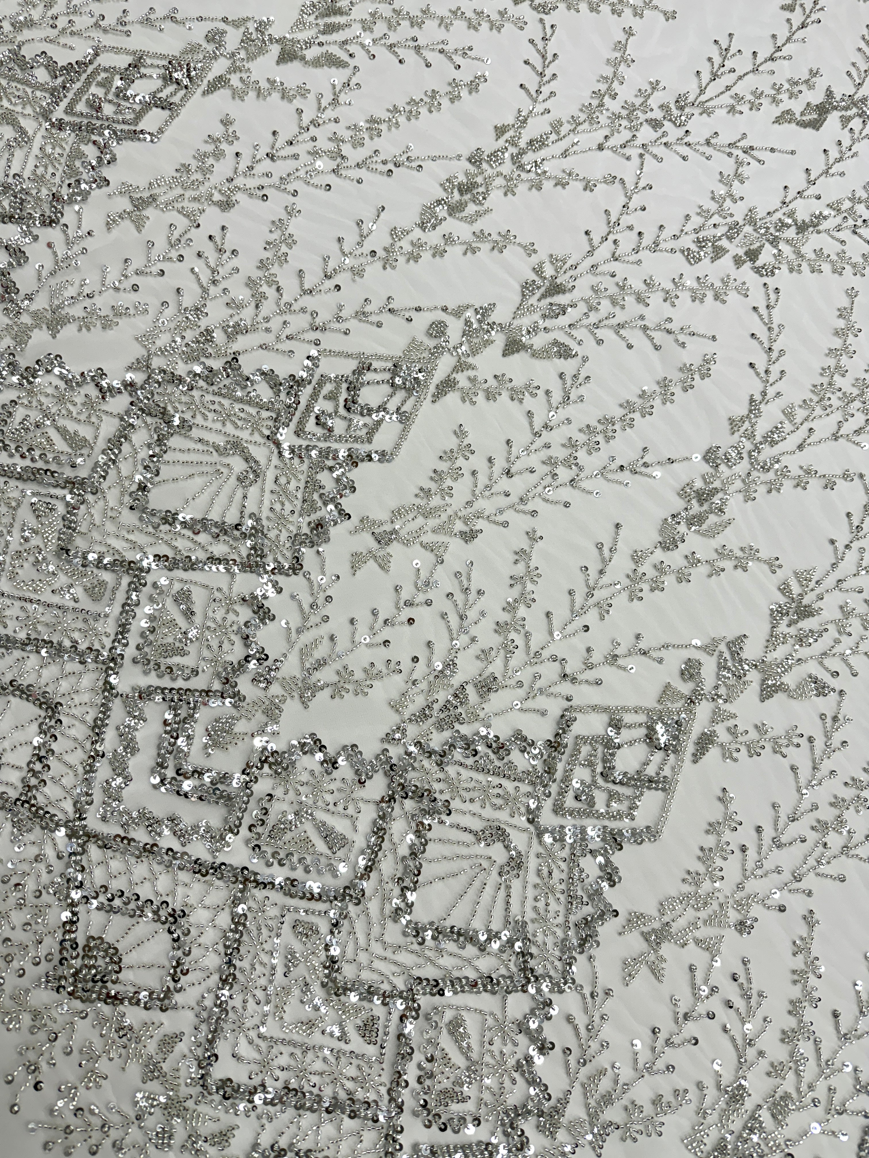 Csipke Couture ezüst színben, elefántcsont tüllön, geometrikus mintával, gyöngyökkel és flitterekkel