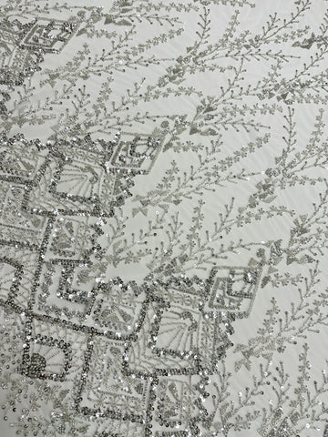 Csipke Couture ezüst színben, elefántcsont tüllön, geometrikus mintával, gyöngyökkel és flitterekkel