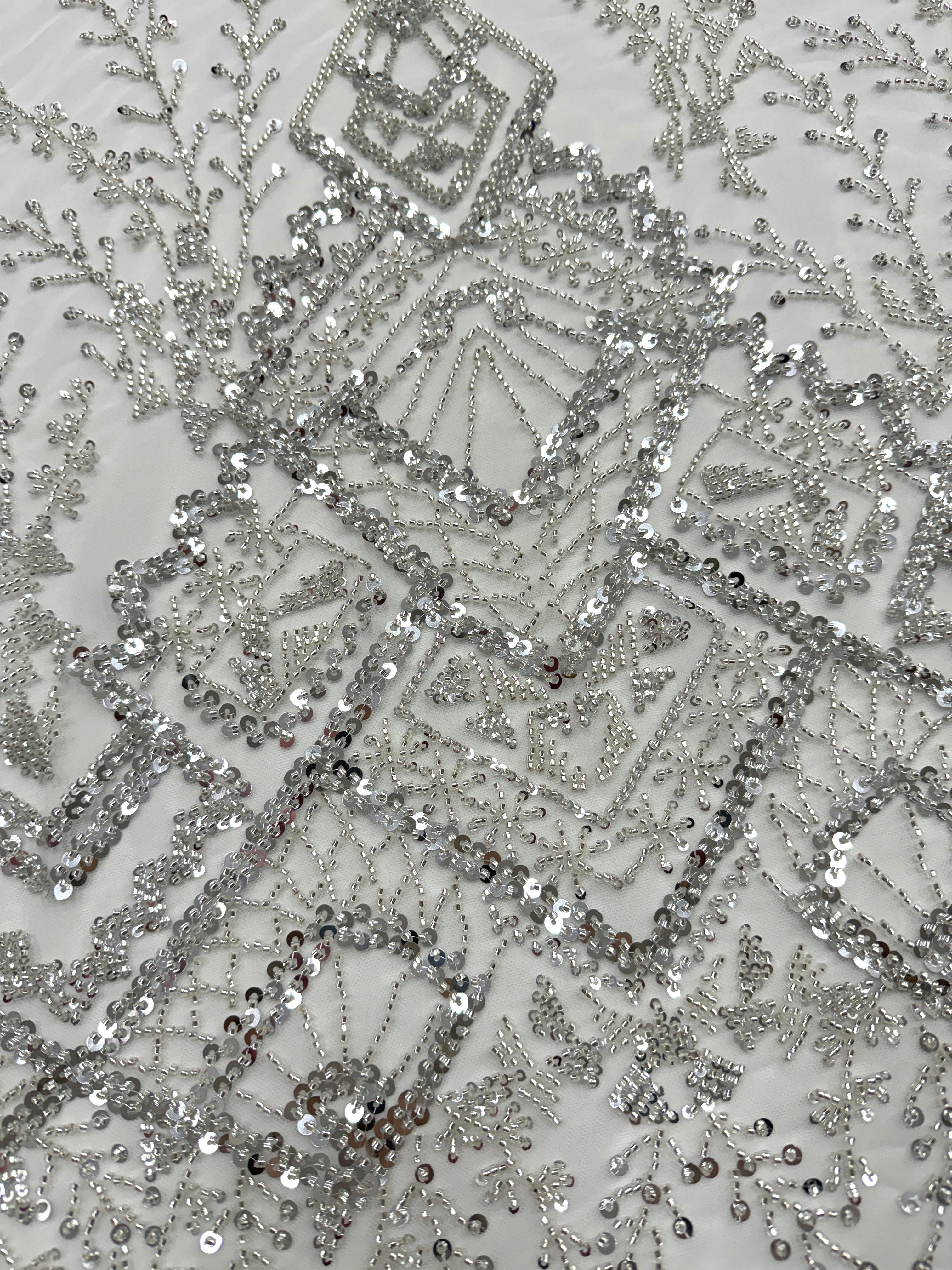 Csipke Couture ezüst színben, elefántcsont tüllön, geometrikus mintával, gyöngyökkel és flitterekkel