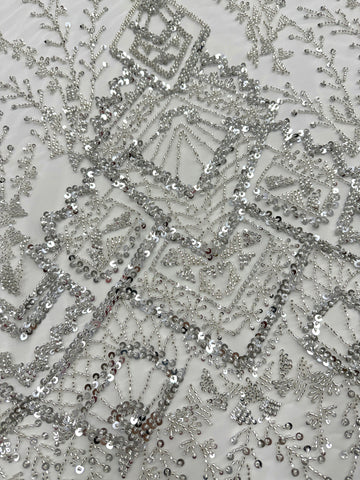 Csipke Couture ezüst színben, elefántcsont tüllön, geometrikus mintával, gyöngyökkel és flitterekkel