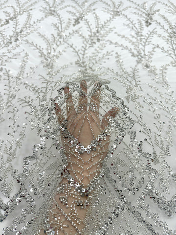 Csipke Couture ezüst színben, elefántcsont tüllön, geometrikus mintával, gyöngyökkel és flitterekkel