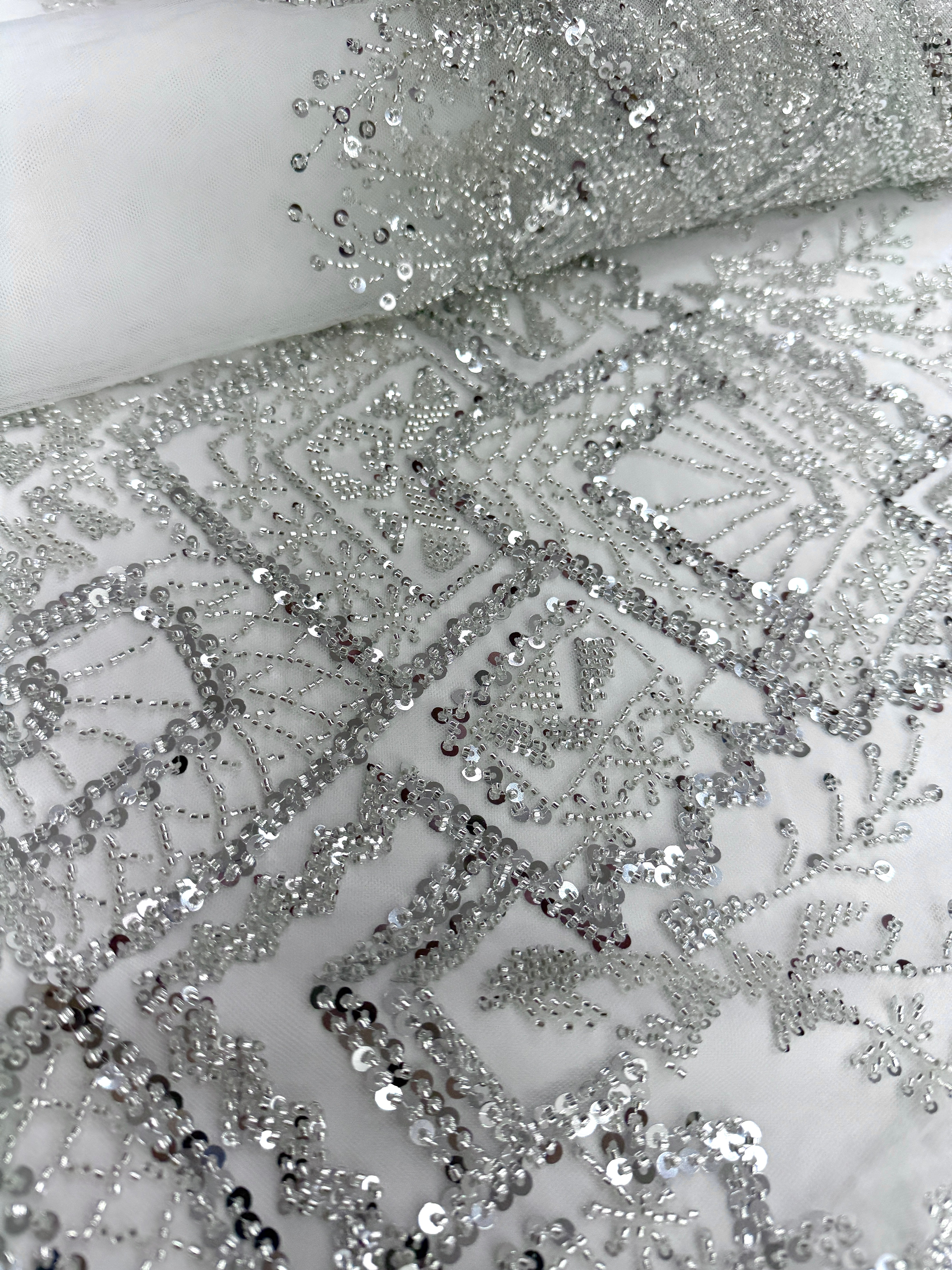 Csipke Couture ezüst színben, elefántcsont tüllön, geometrikus mintával, gyöngyökkel és flitterekkel