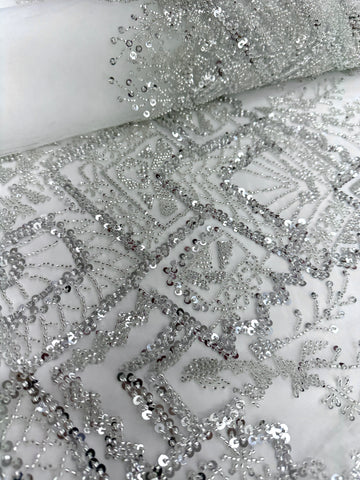 Csipke Couture ezüst színben, elefántcsont tüllön, geometrikus mintával, gyöngyökkel és flitterekkel
