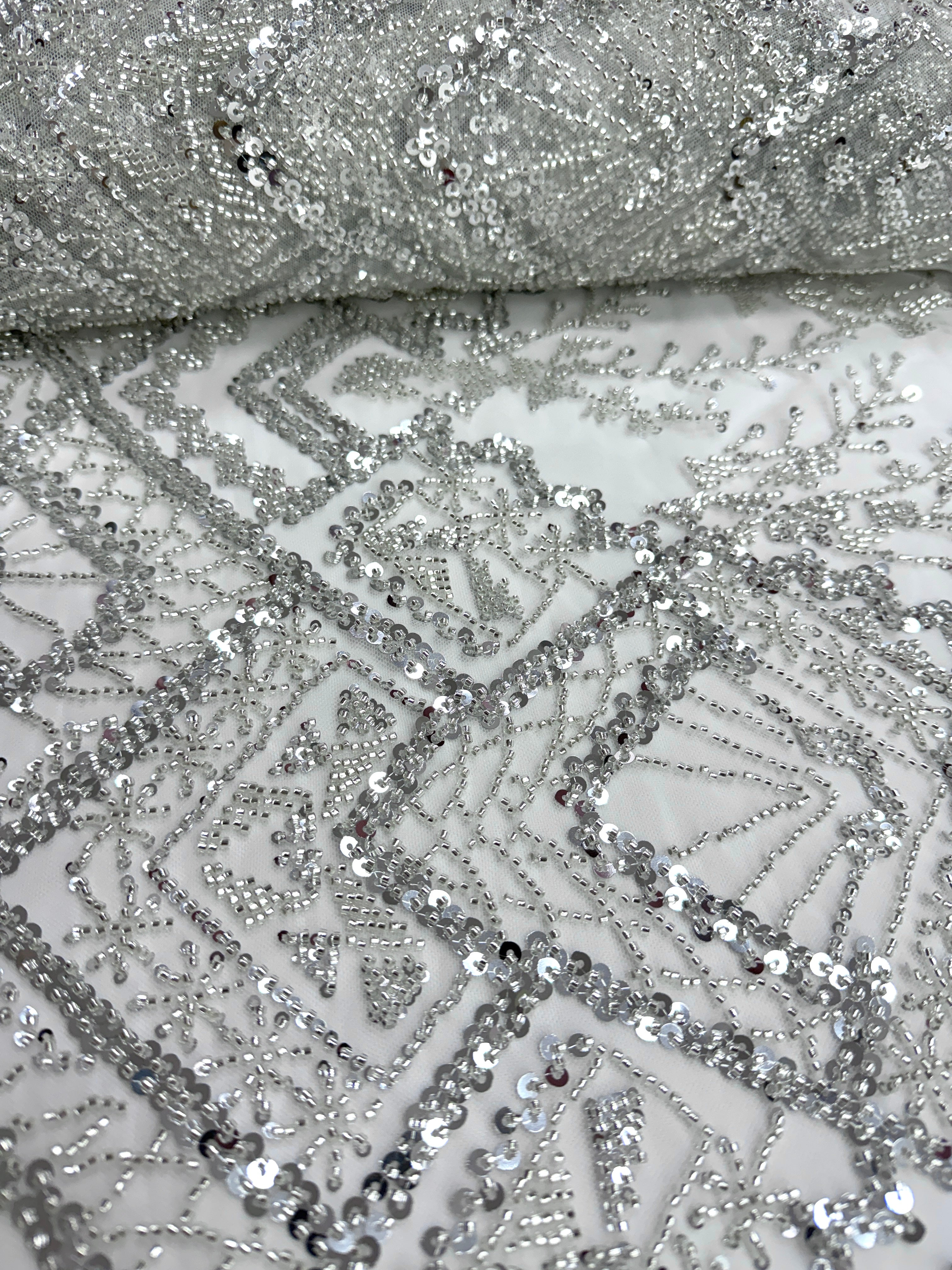 Csipke Couture ezüst színben, elefántcsont tüllön, geometrikus mintával, gyöngyökkel és flitterekkel