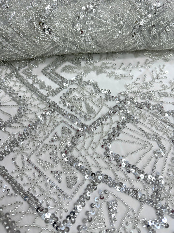 Csipke Couture ezüst színben, elefántcsont tüllön, geometrikus mintával, gyöngyökkel és flitterekkel