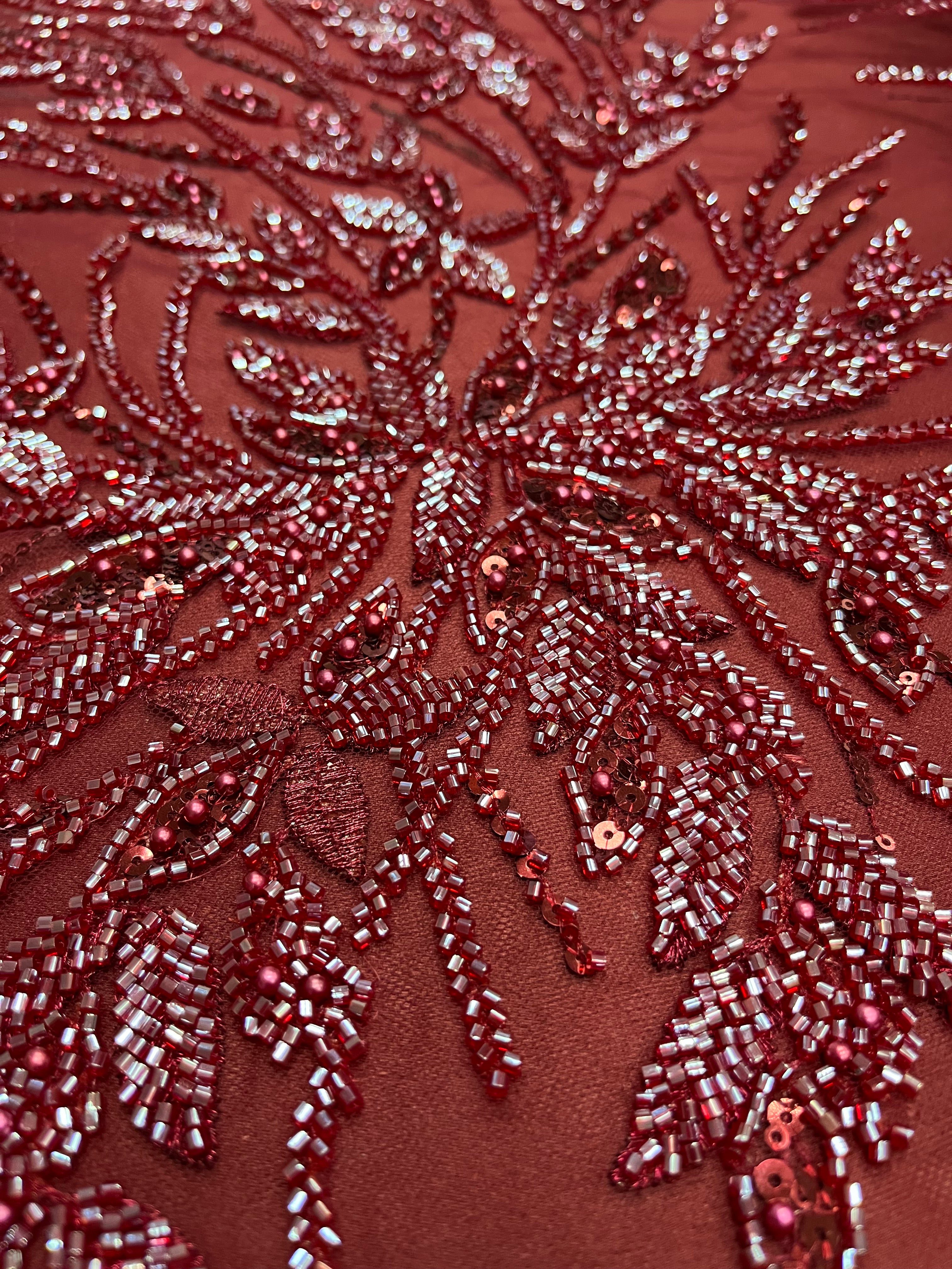 Dantela Couture Bordeaux virágmintával, gyöngyökkel, gyöngyöcskékkel és flitterekkel