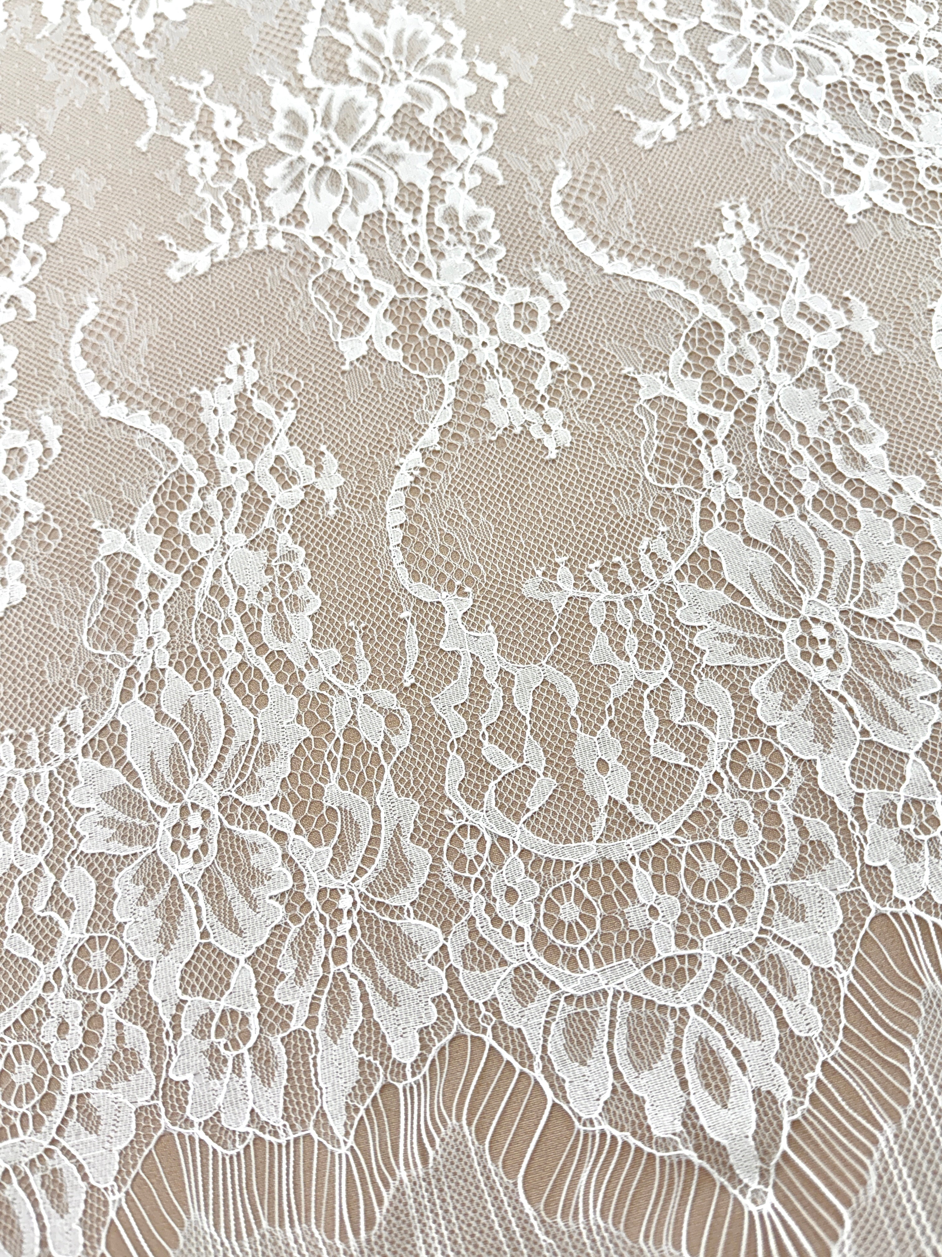 Csipke Chantilly Ivory - 3 m darab