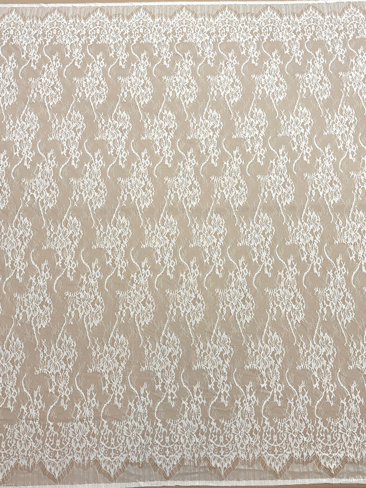 Csipke Chantilly Ivory - 3 m darab