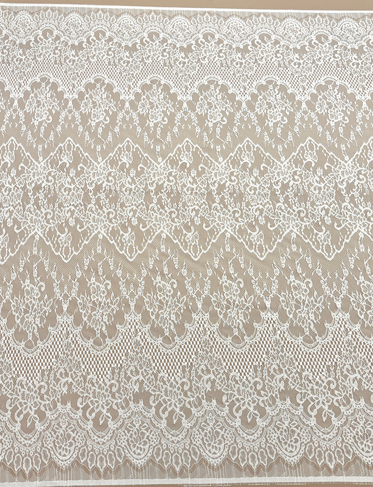 Csipke Chantilly Ivory - 3 m darab