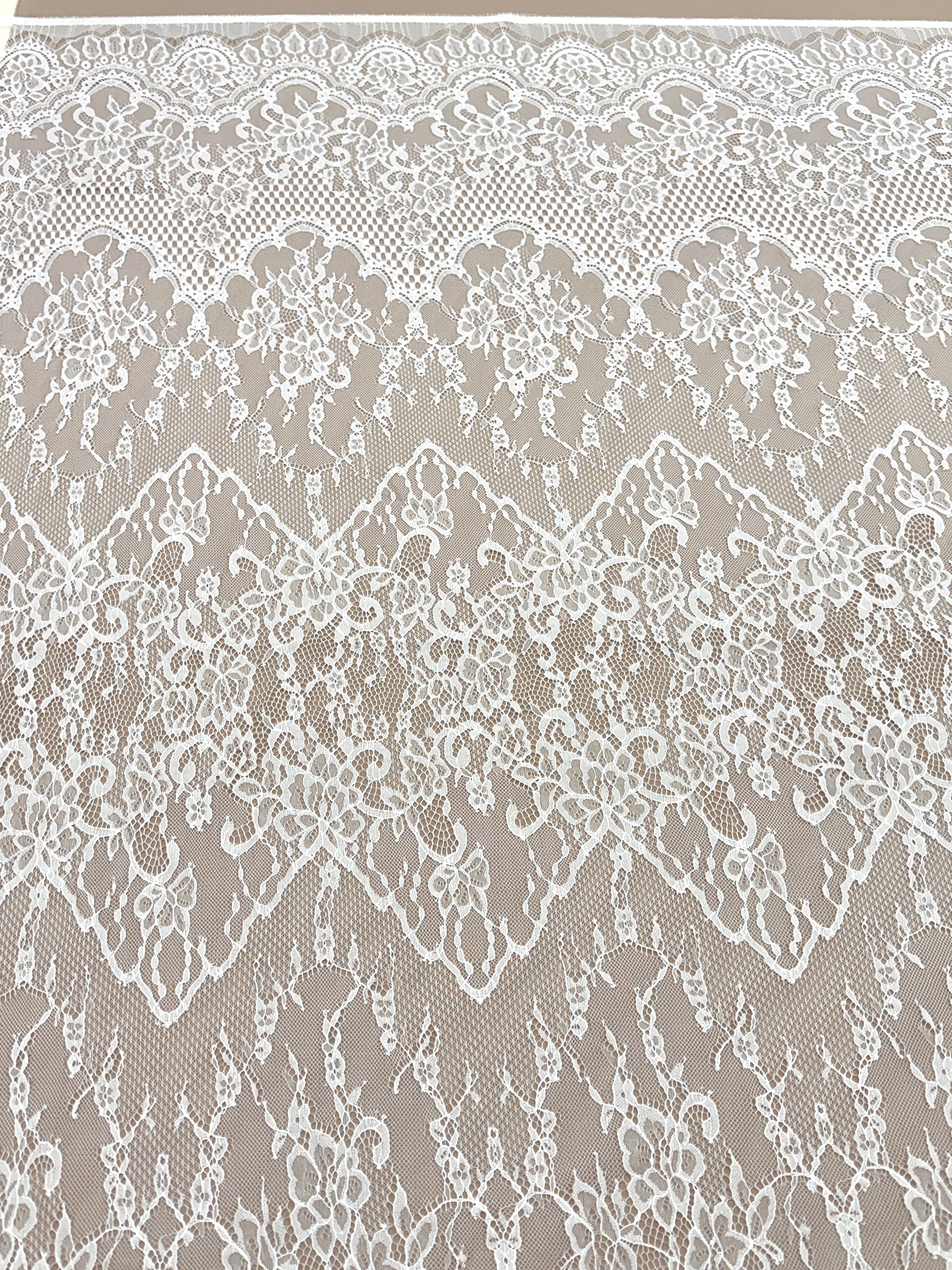 Csipke Chantilly Ivory - 3 m darab