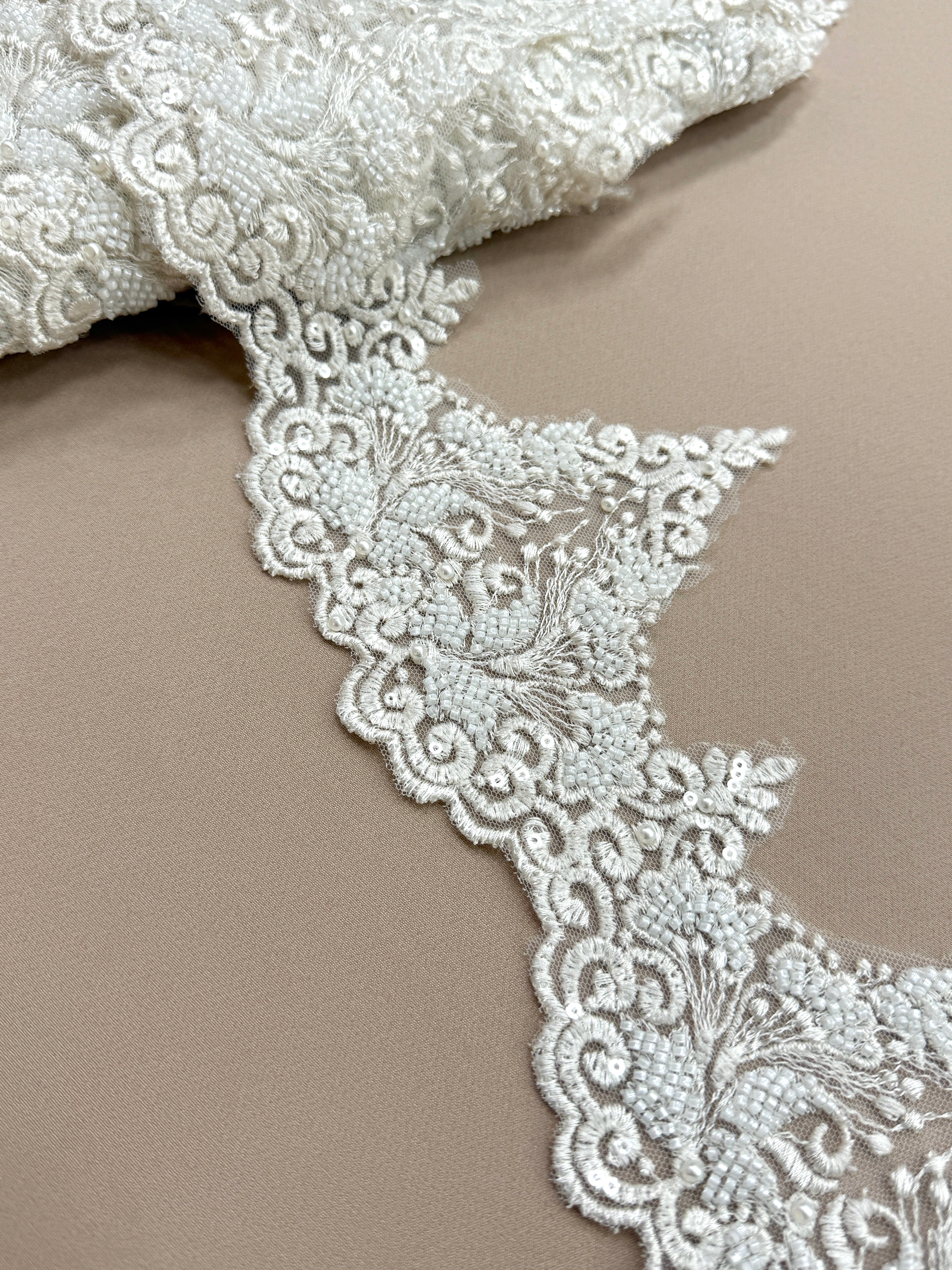 Dantela Bordura cu Perle, Margele si Paiete