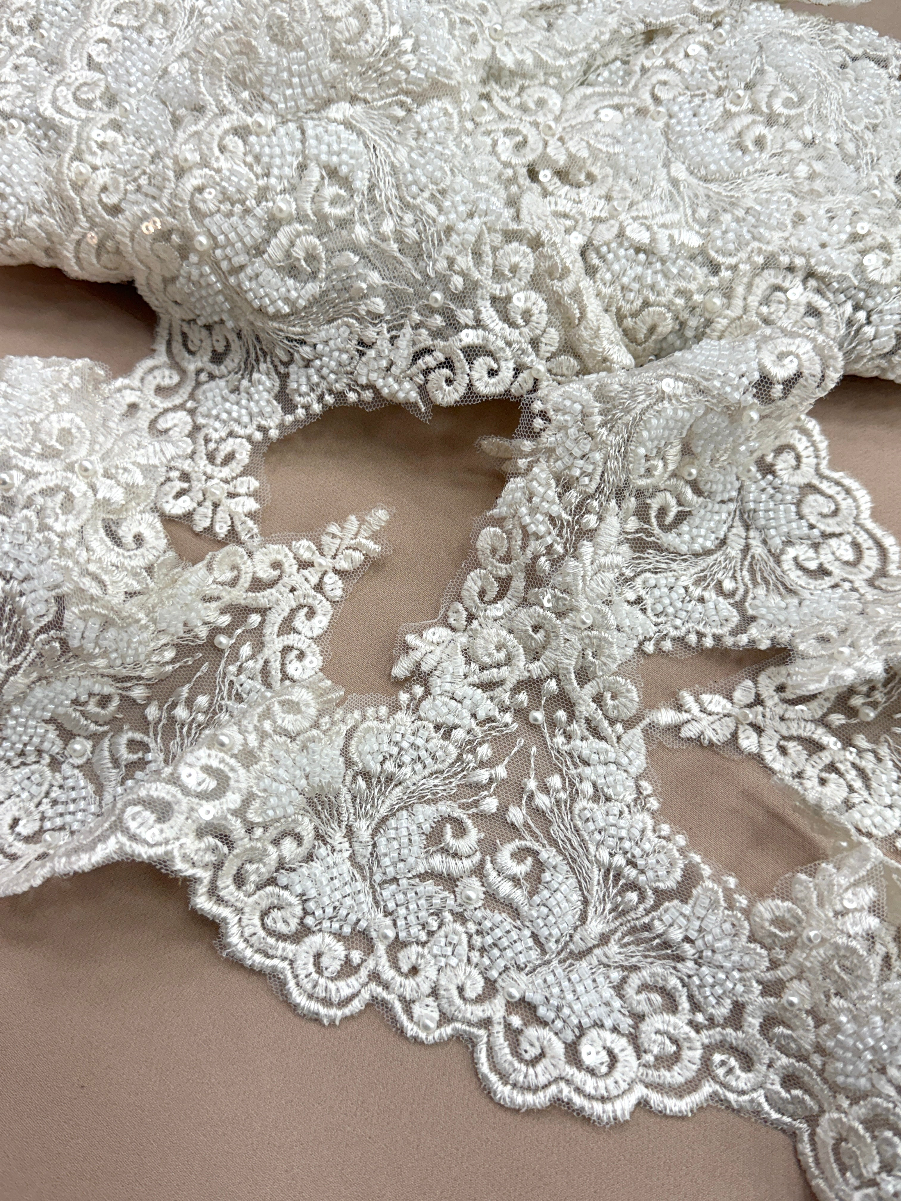 Dantela Bordura cu Perle, Margele si Paiete