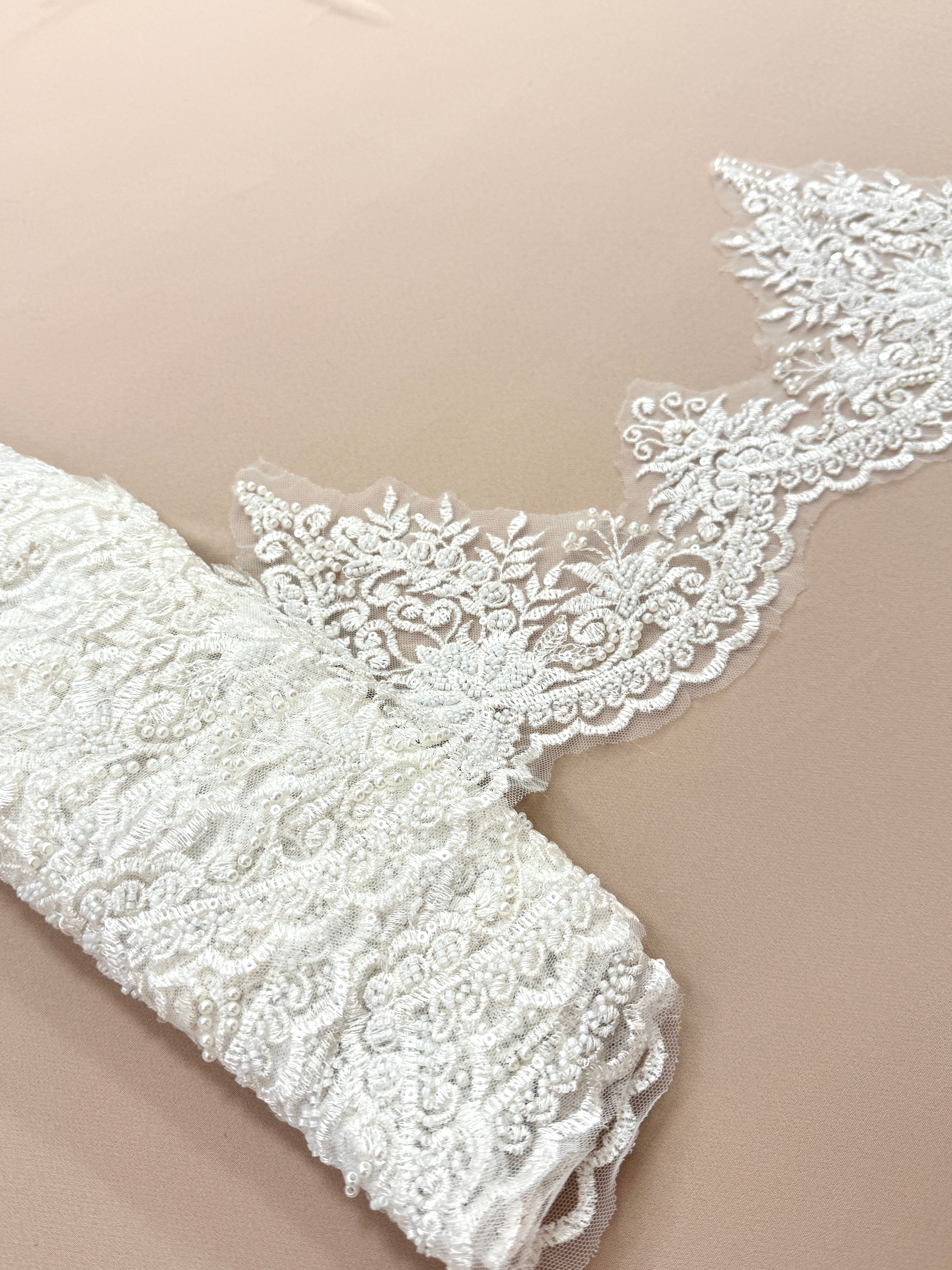 Dantela Bordura cu Perle, Margele si Paiete