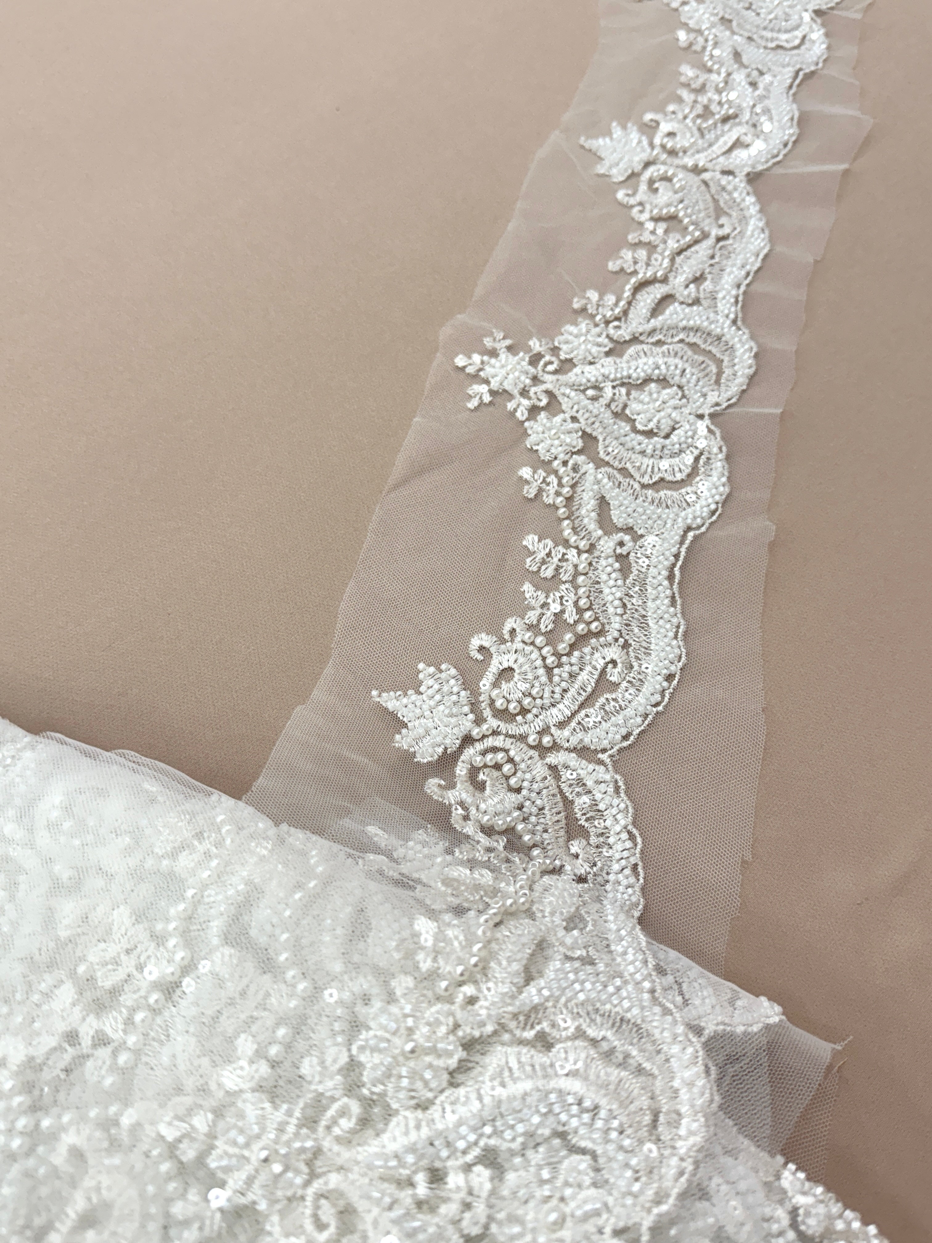 Dantela Bordura cu Perle, Margele si Paiete