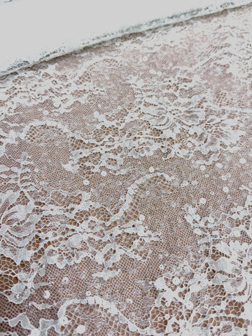 Dantela Chantilly Ivory cu Paiete - Cupon 3 m