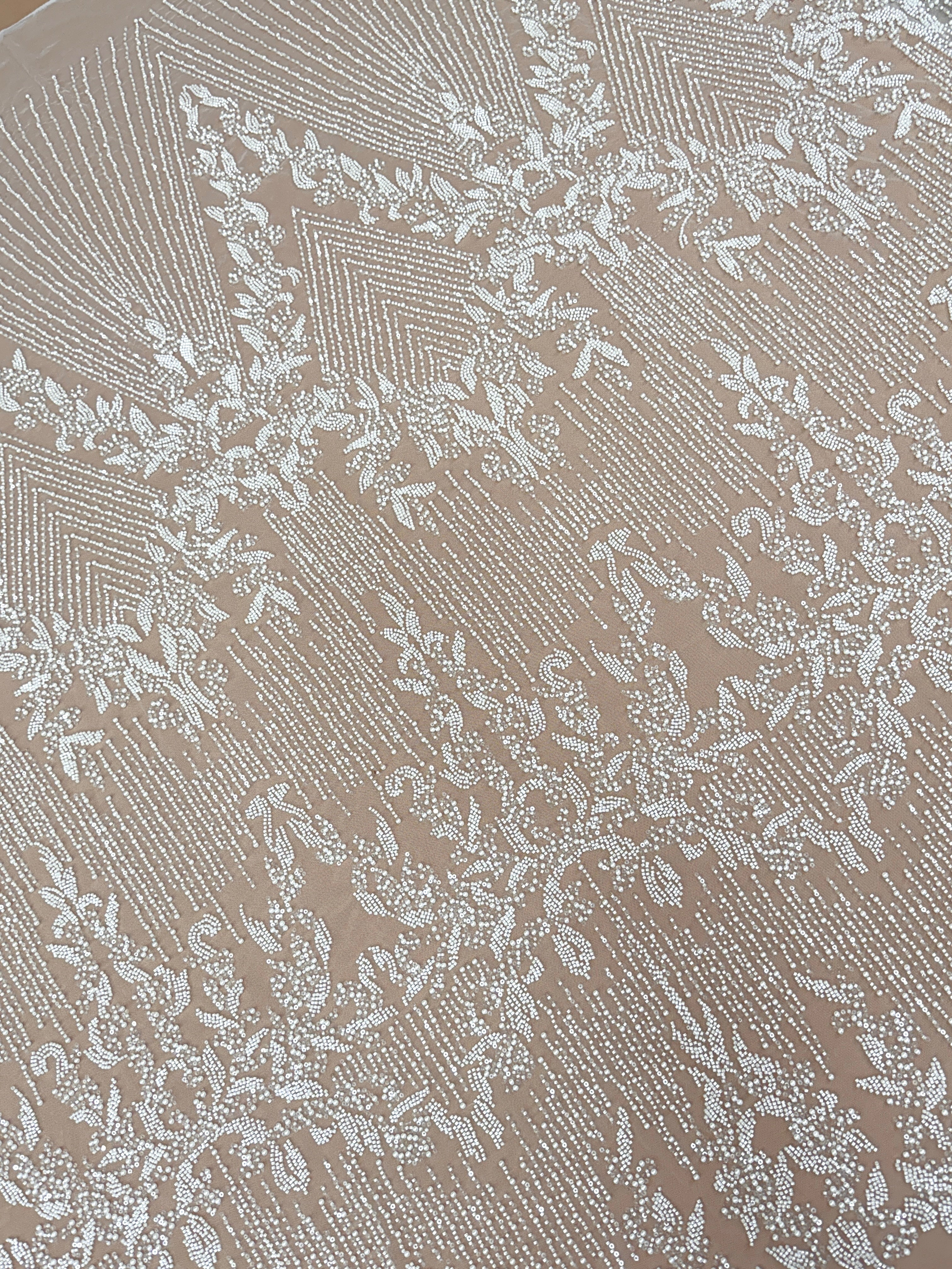 Dantela Ivory cu Model Geometric, cu Perle, Margele si Paiete