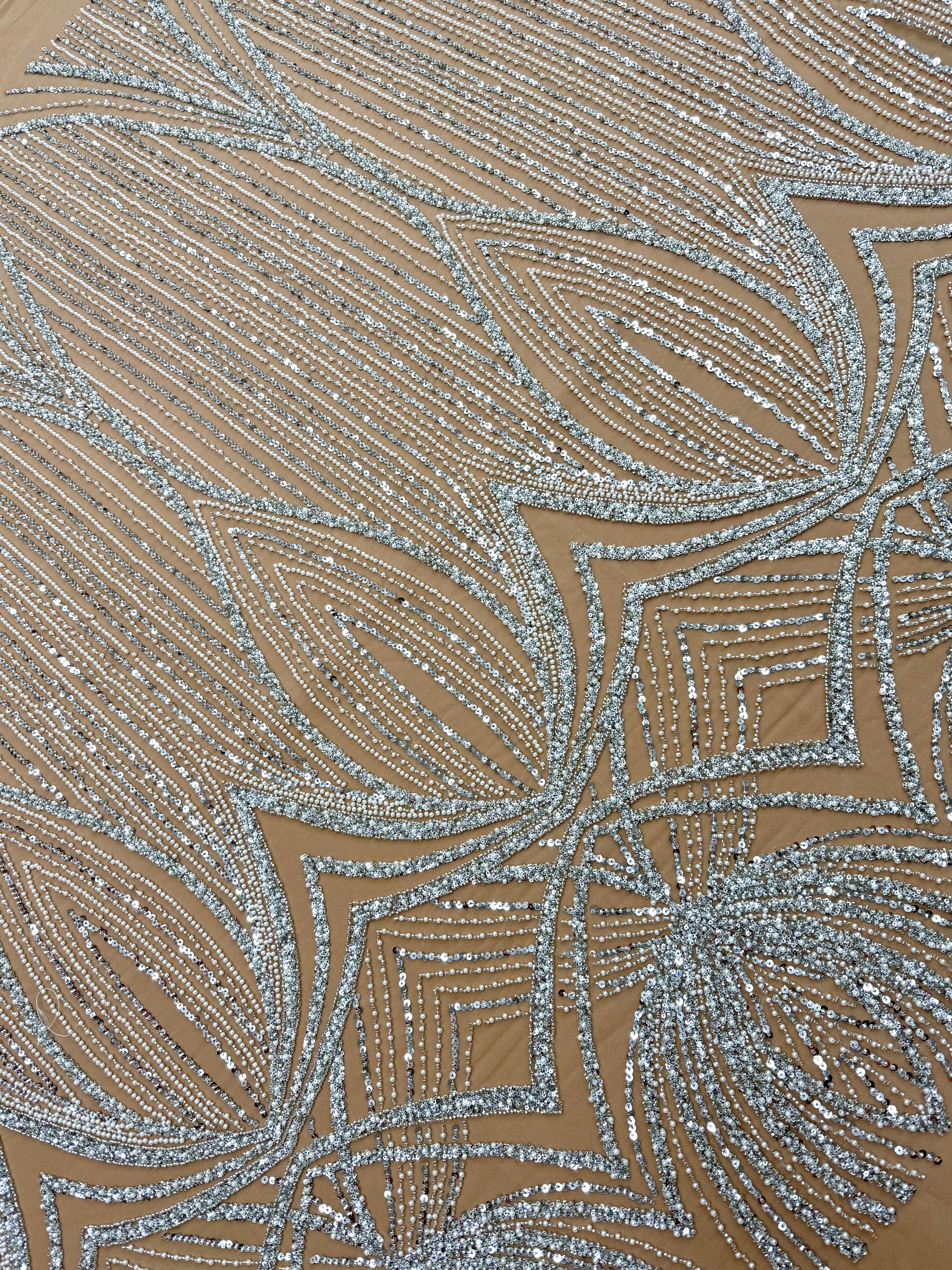 Csipke Couture ezüst tüllön, nude színben, geometrikus mintával, gyöngyökkel, gyöngyöcskékkel és flitterekkel