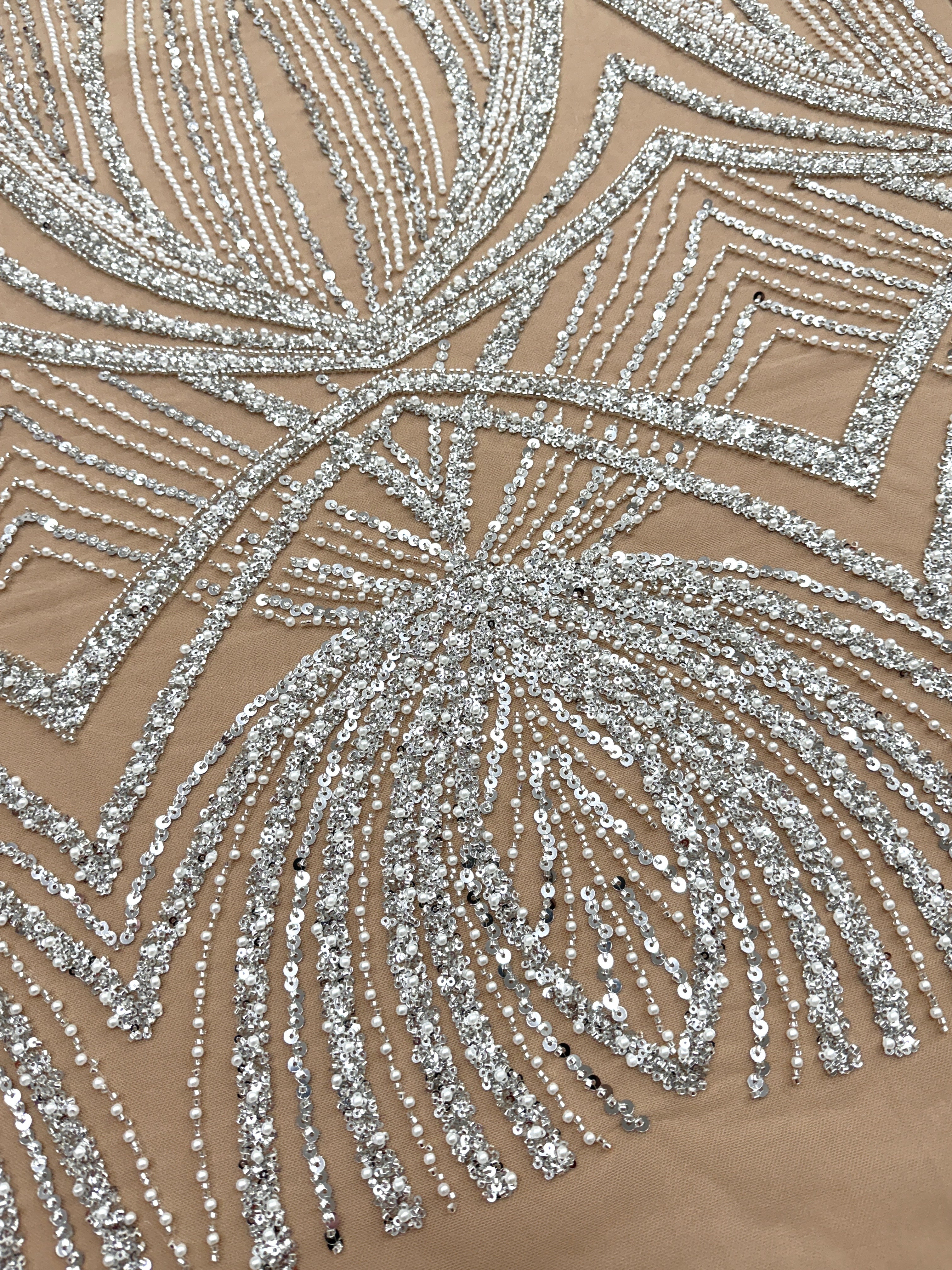 Dantela Couture Argintie pe Tulle Nude cu Model Geometric, cu Perle, Margele si Paiete