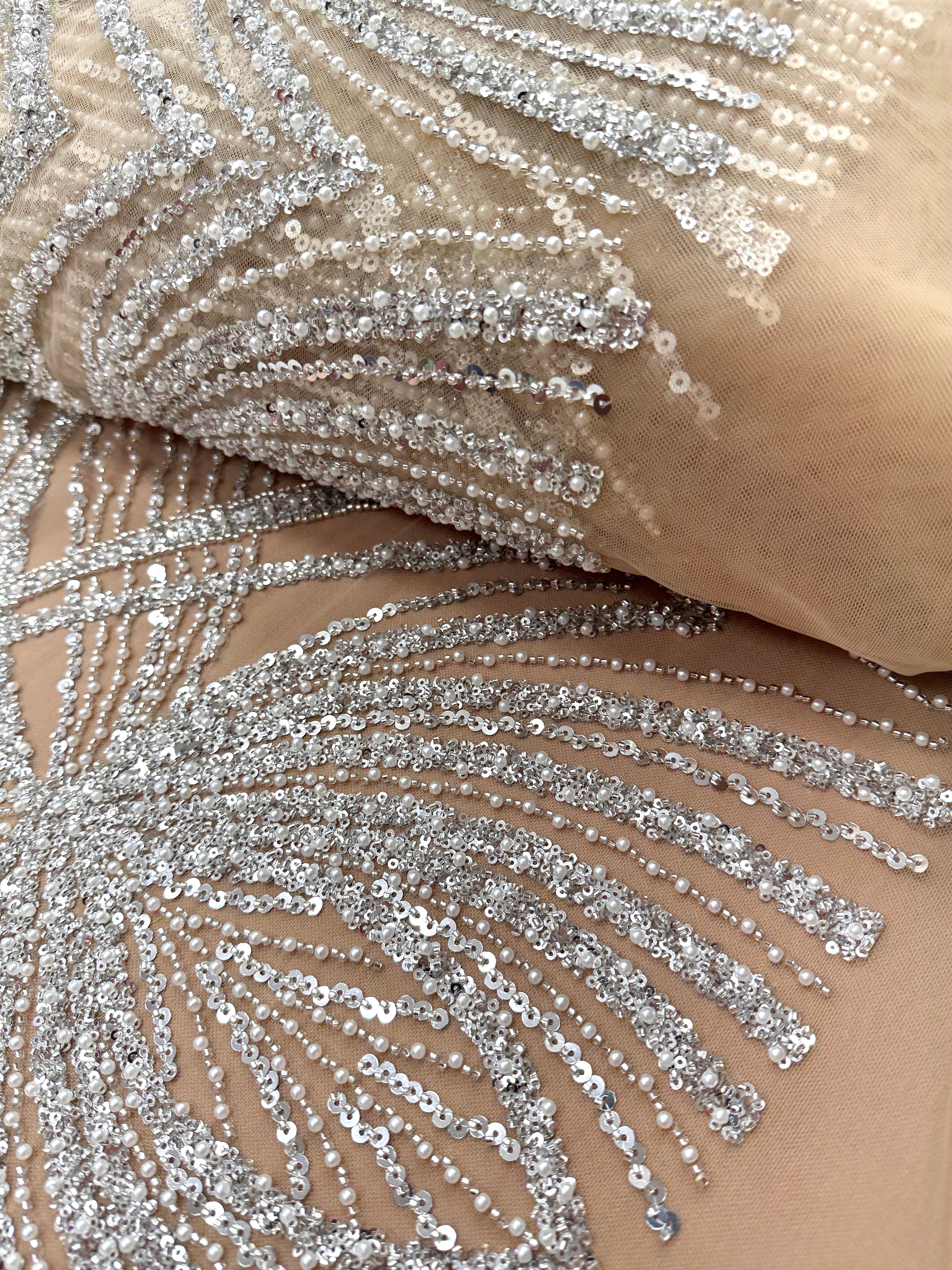 Csipke Couture ezüst tüllön, nude színben, geometrikus mintával, gyöngyökkel, gyöngyöcskékkel és flitterekkel