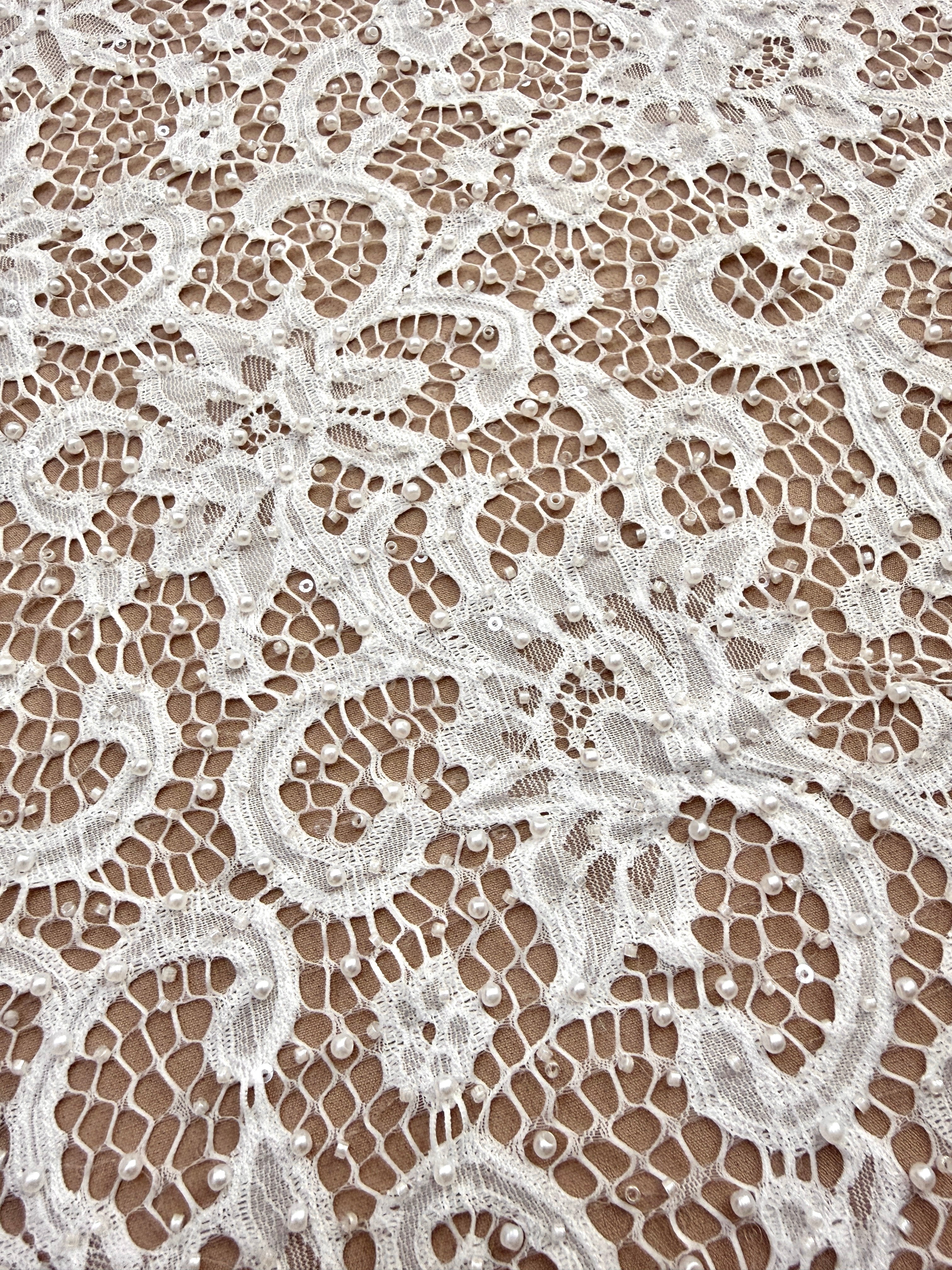 Dantela Chantilly Ivory cu Perle, Margele si Paiete - Cupon 3 m