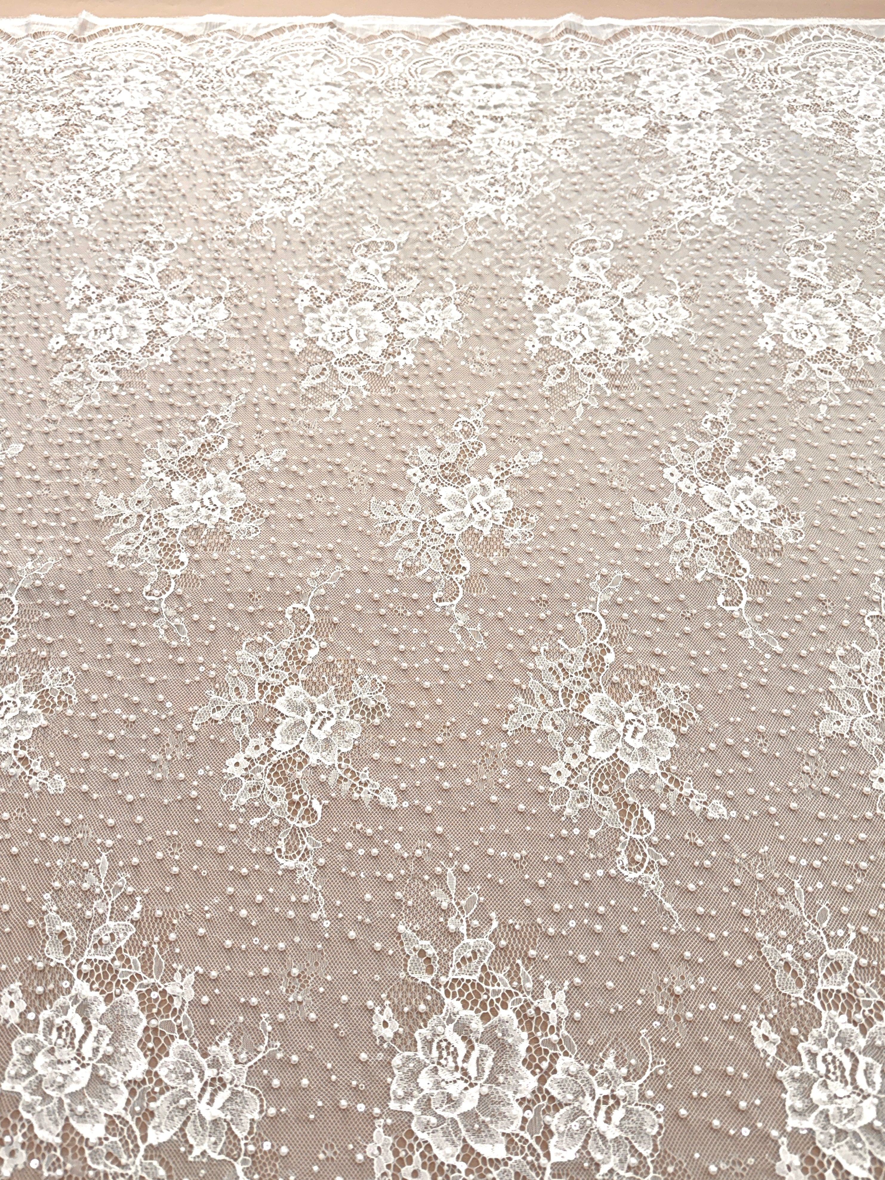 Dantela Chantilly Ivory cu Perle, Margele si Paiete - Cupon 3 m