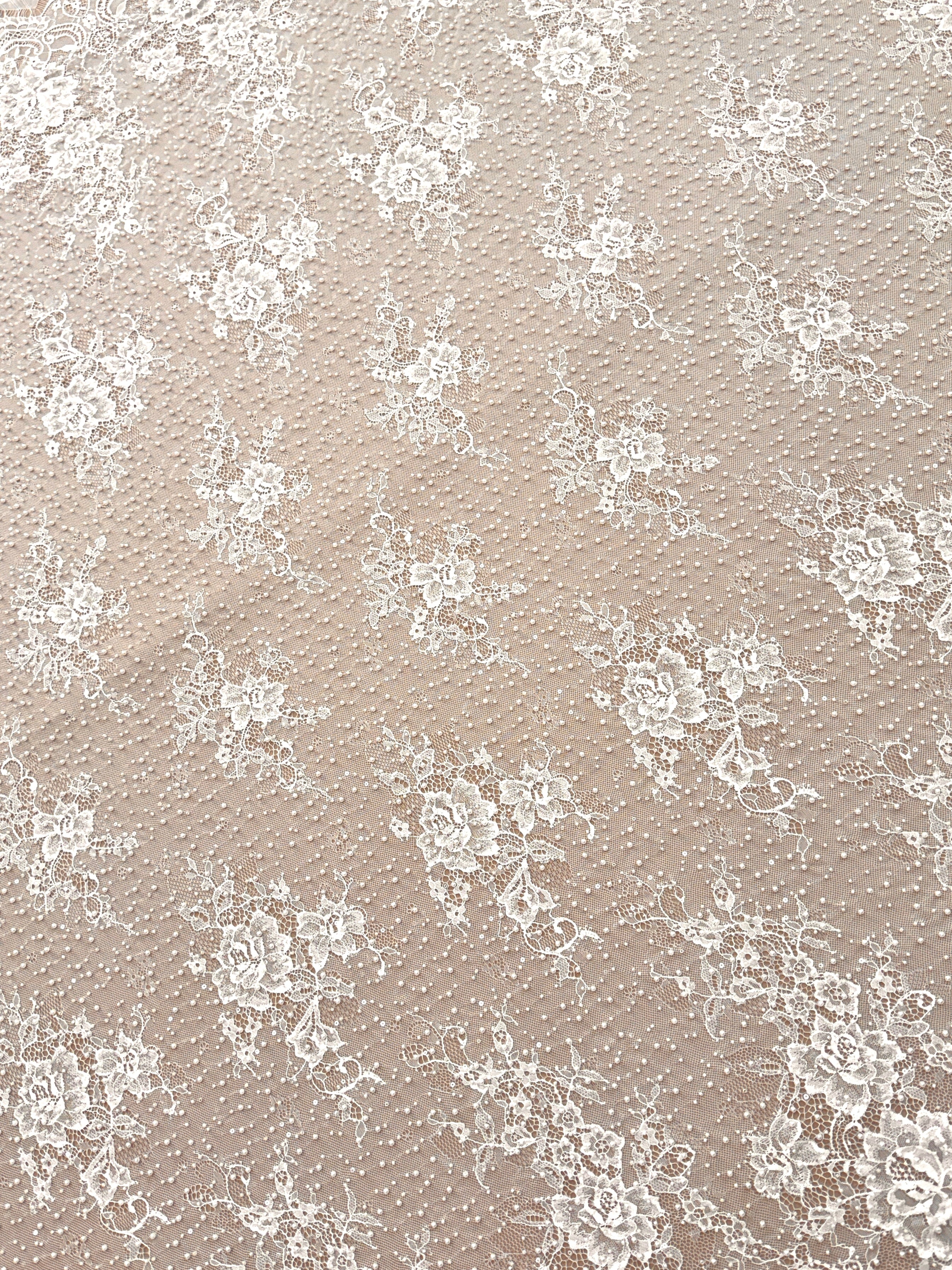 Dantela Chantilly Ivory cu Perle, Margele si Paiete - Cupon 3 m