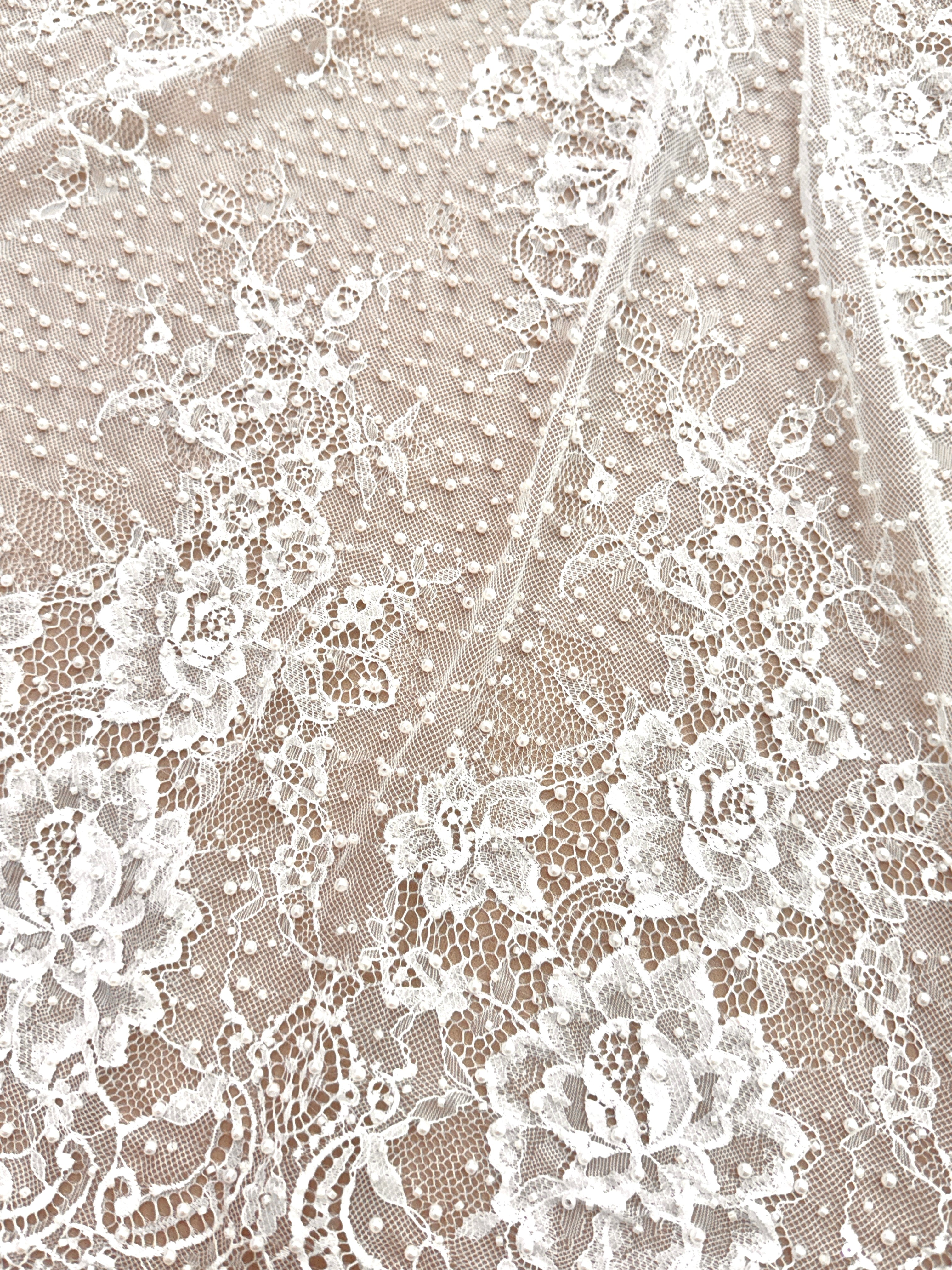 Dantela Chantilly Ivory cu Perle, Margele si Paiete - Cupon 3 m