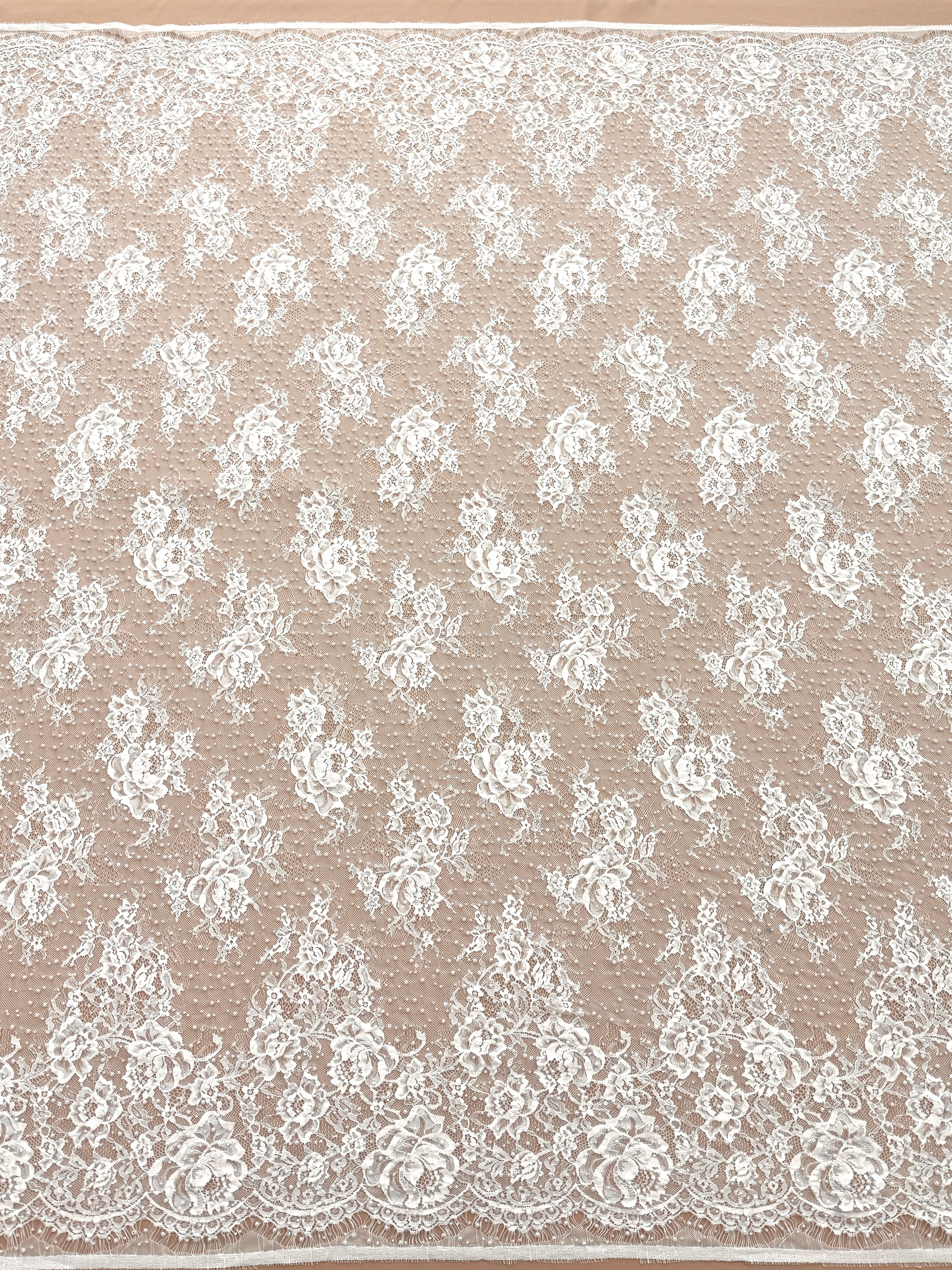 Dantela Chantilly Ivory cu Perle, Margele si Paiete - Cupon 3 m