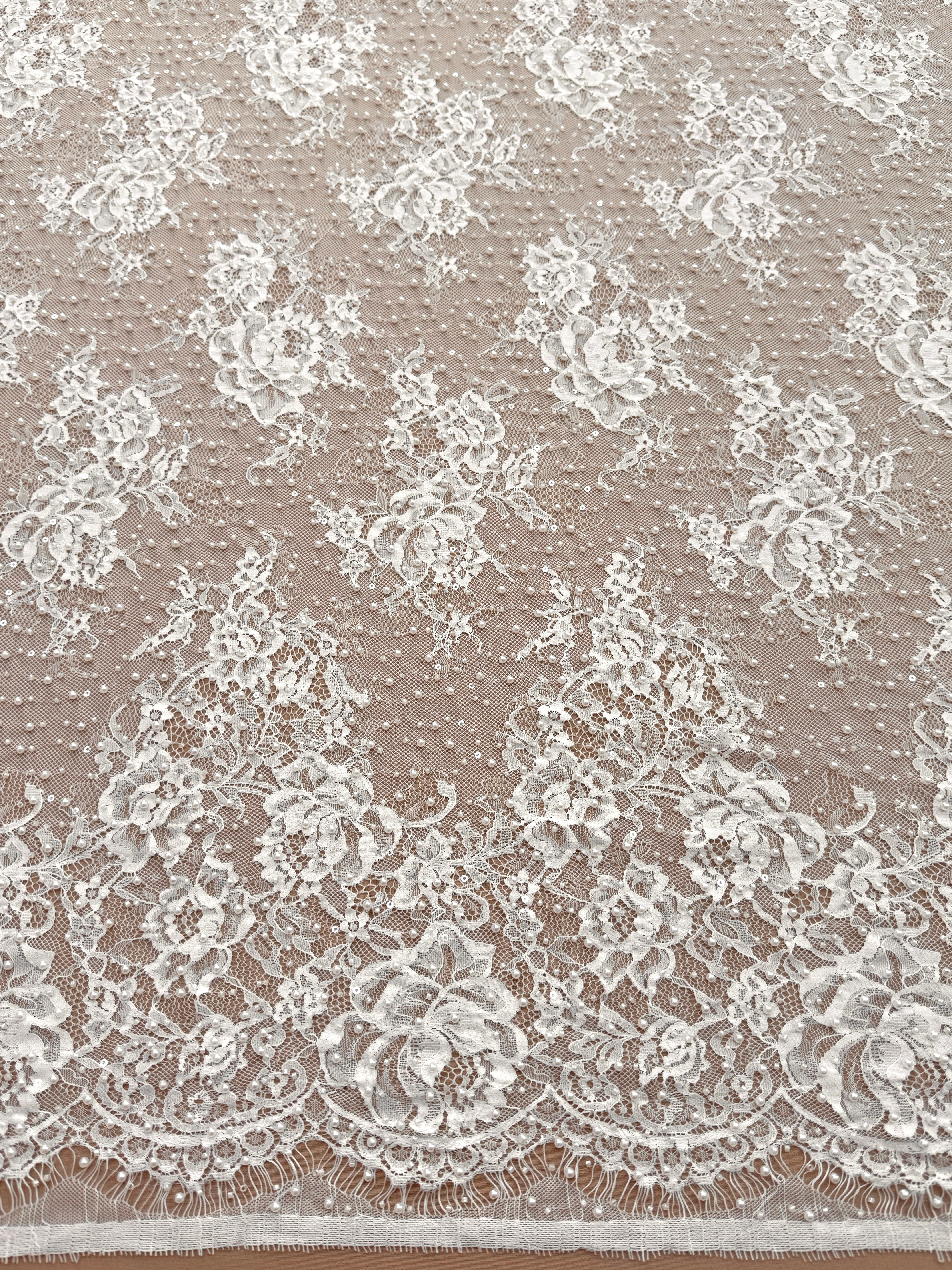 Dantela Chantilly Ivory cu Perle, Margele si Paiete - Cupon 3 m