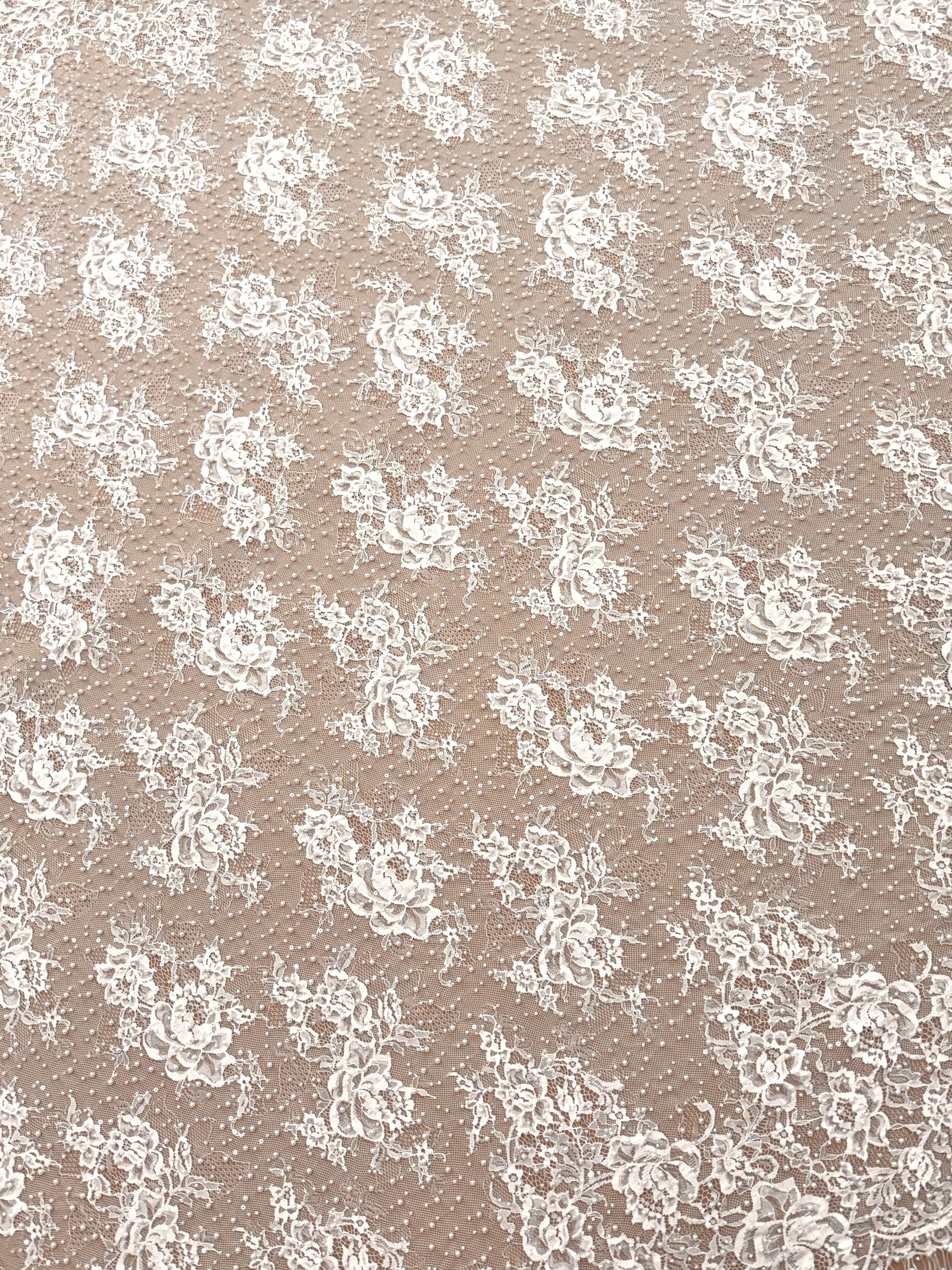 Dantela Chantilly Ivory cu Perle, Margele si Paiete - Cupon 3 m